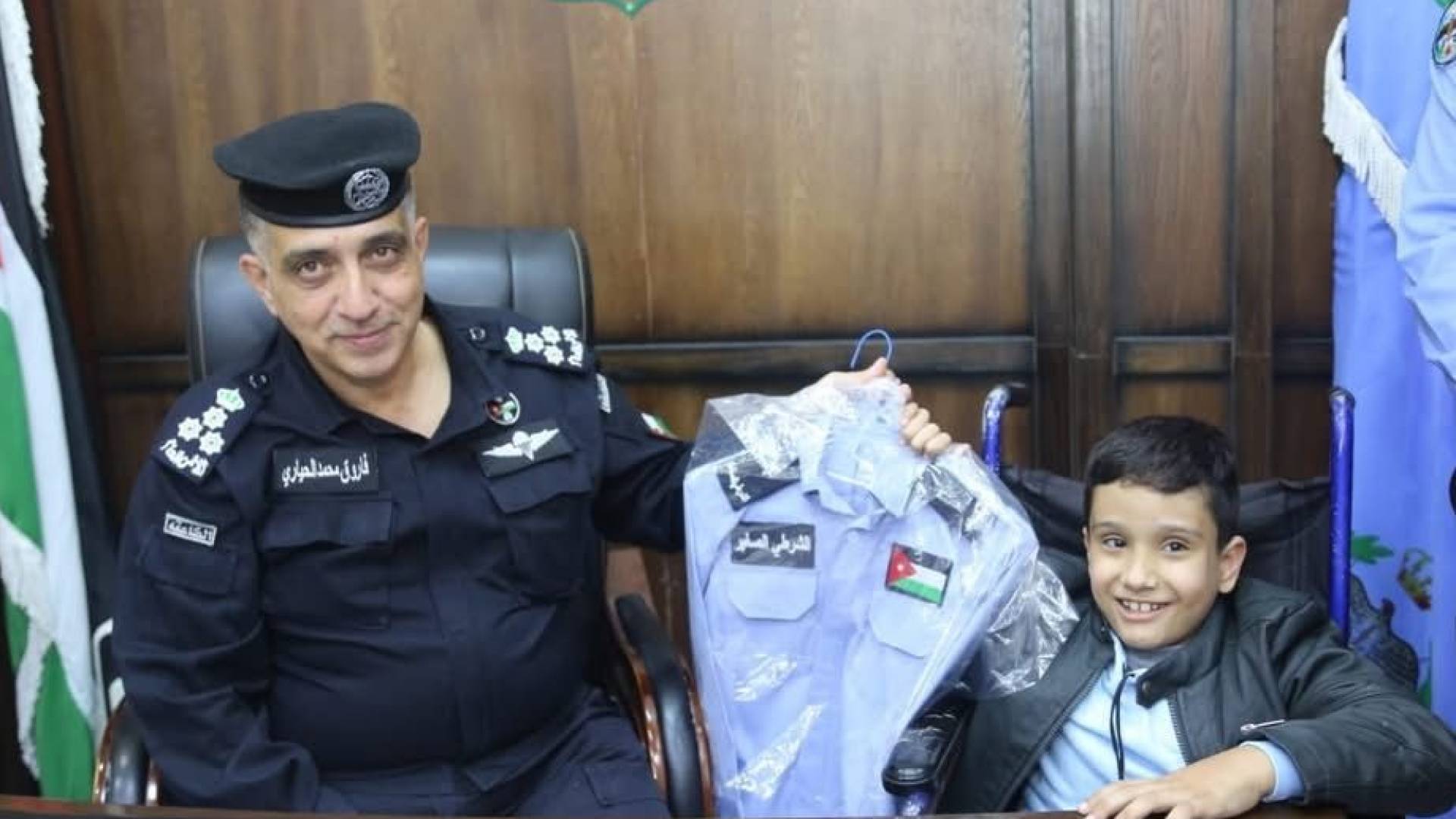 أفراد من الأمن العام واحد الاطفال