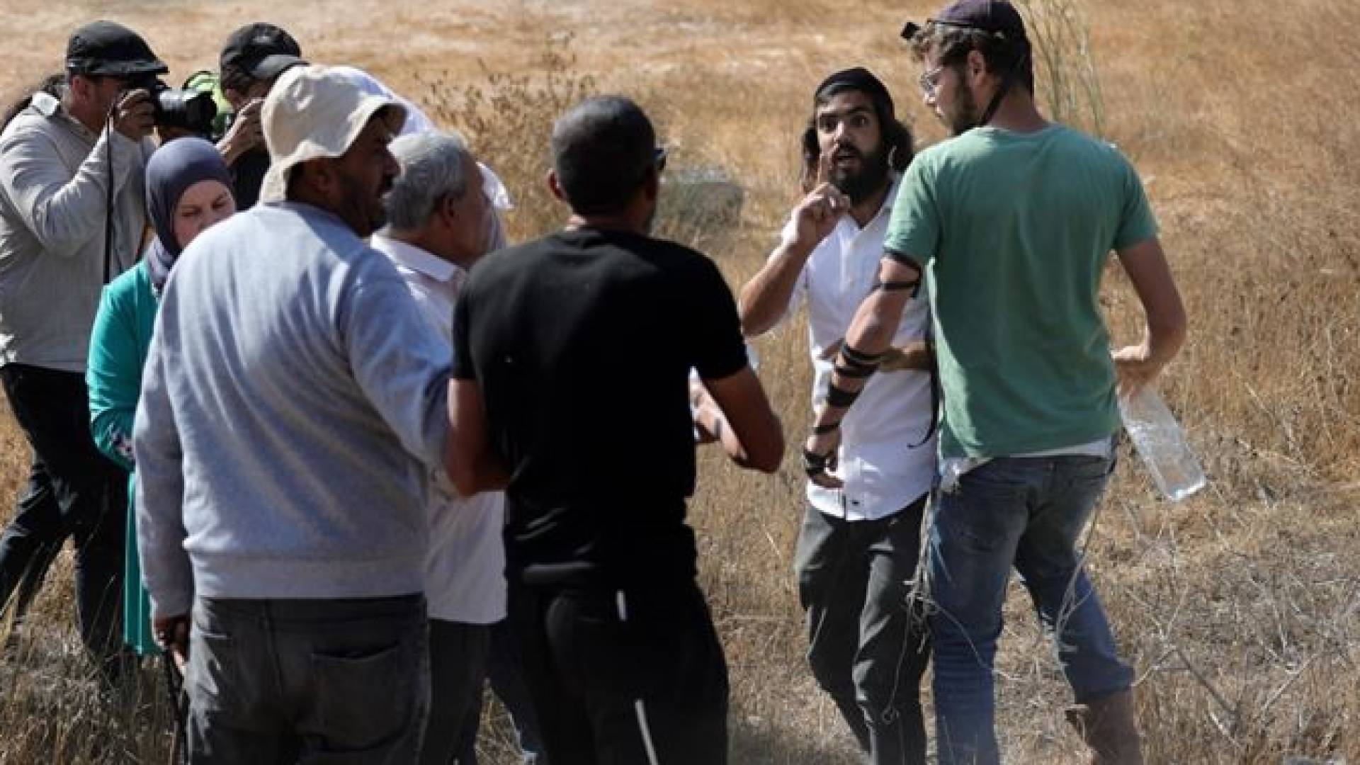 مستوطنون يعتدون على الفلسطينيين بالضفة الغربية