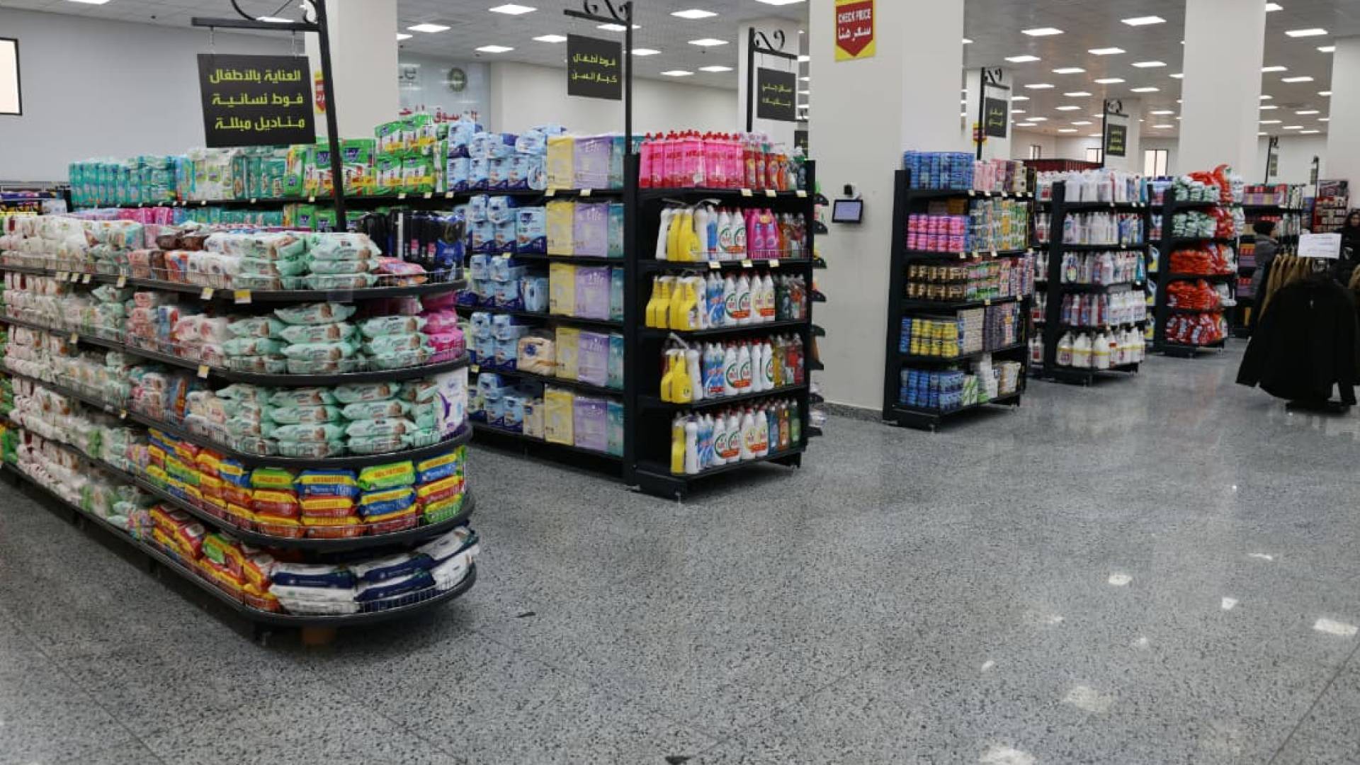 رئيس هيئة الأركان المشتركة يفتتح سوق العيص التجاري في محافظة الطفيلة