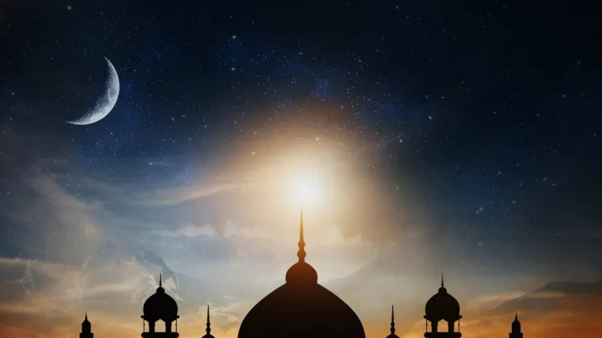 هلال في السماء