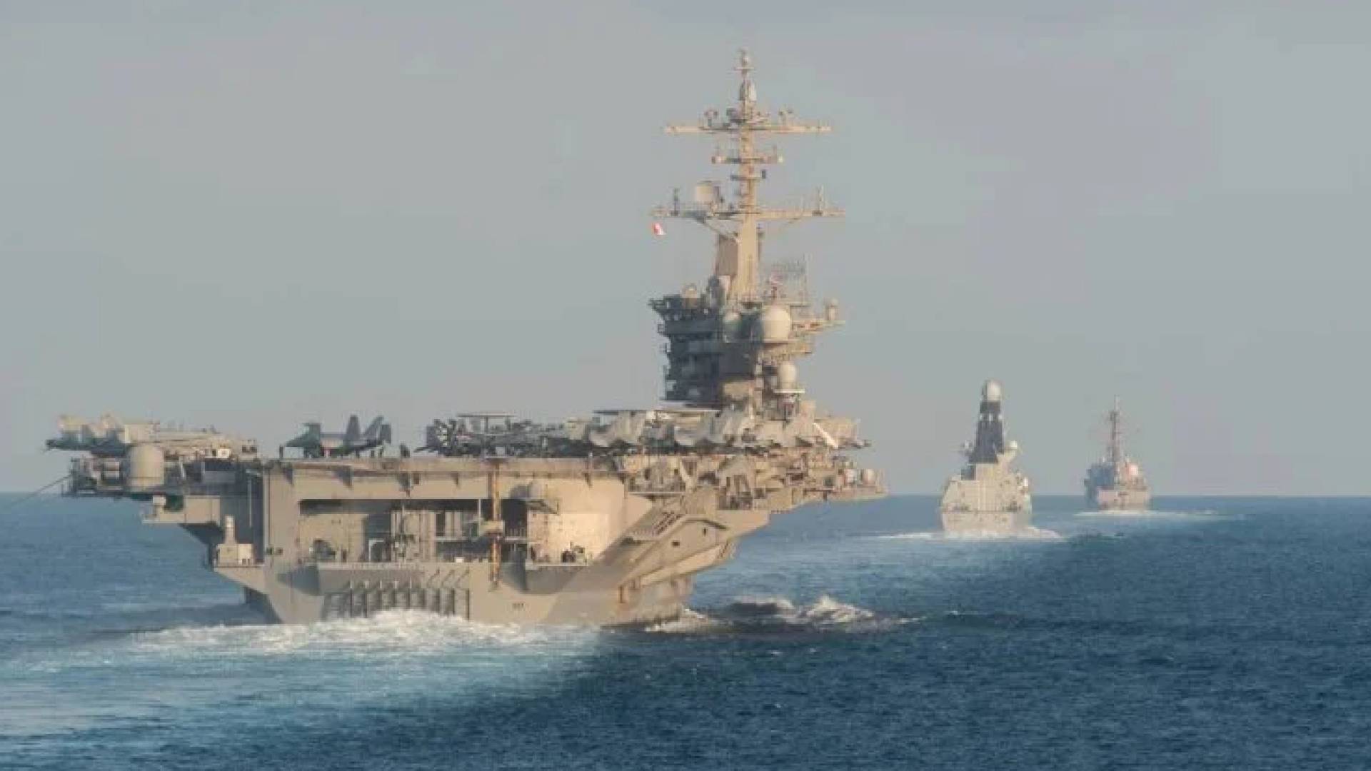 حاملة طائرات أمريكية
