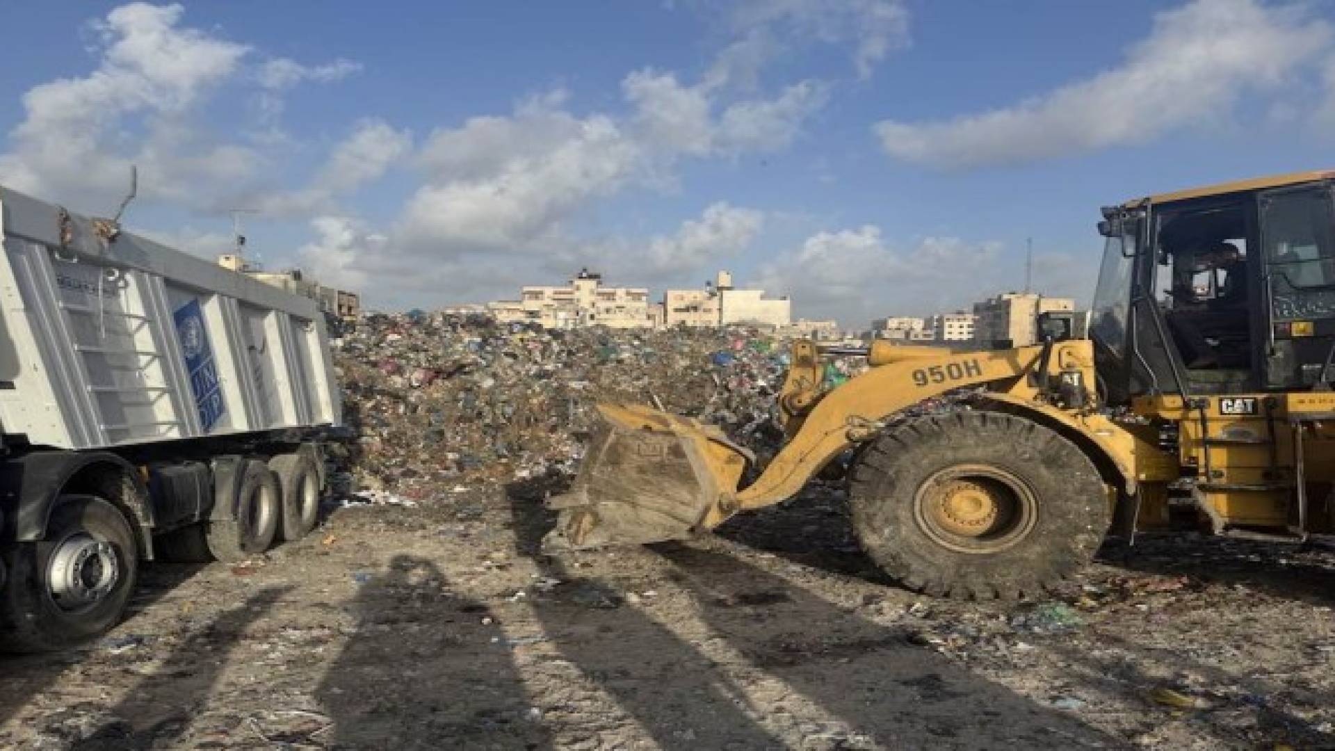 جرافات الأمم المتحدة تزيل النفايات في غزة