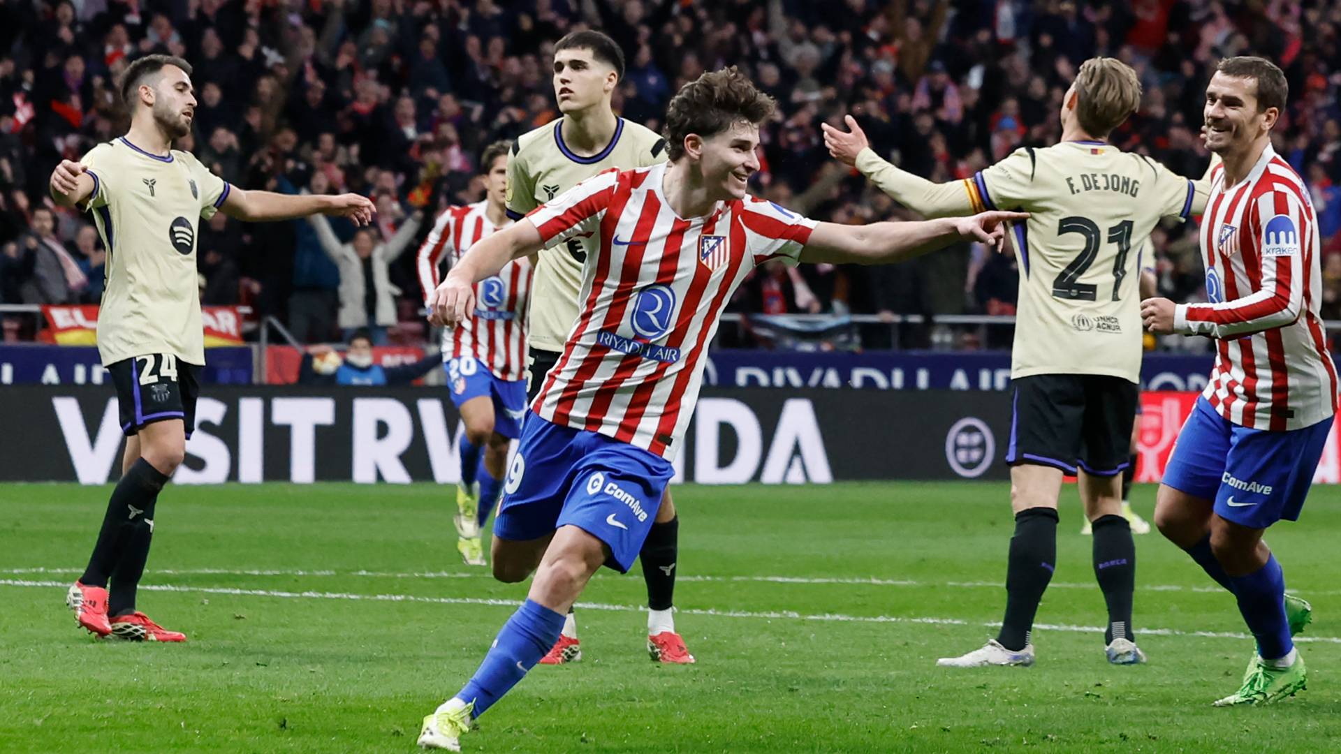 خلال مبارة اتلتيكو مدريد وبرشلونة