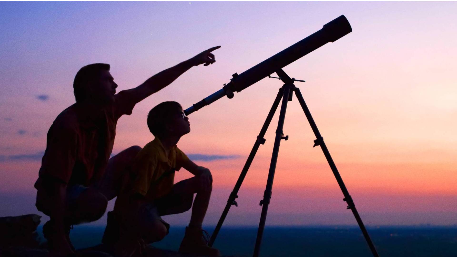 اشخاص ينظرون في التلسكوب