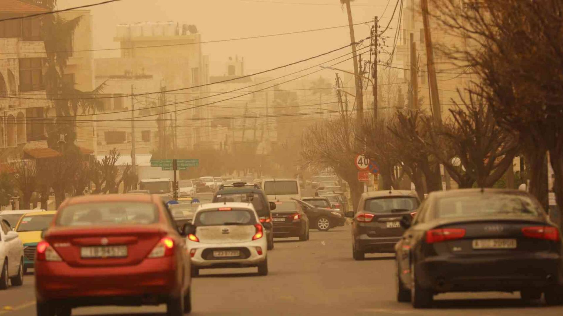 سيارات في شوارع عمان أثناء موجة غبار