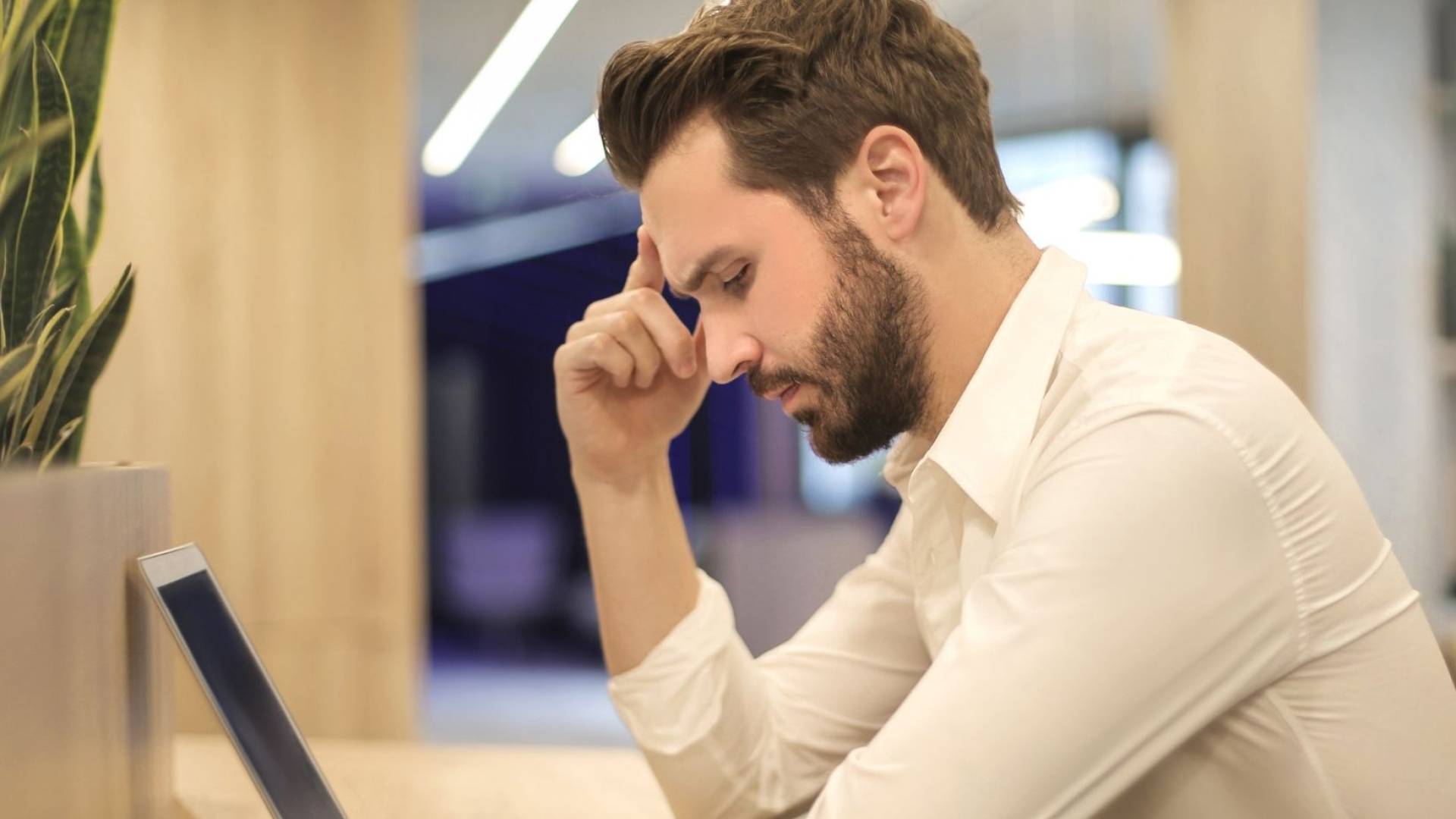 شخص يعاني من التفكير الزائد