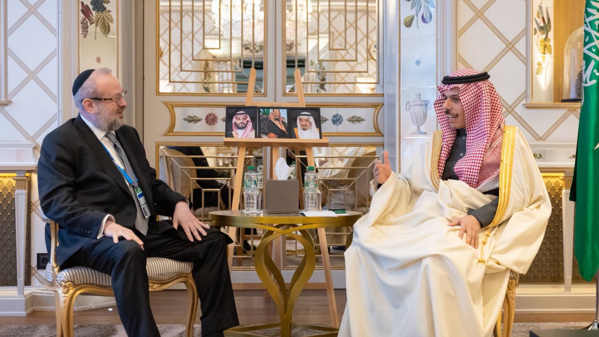 وزير الخارجية السعودي يلتقي المبعوث الأمريكي لمكافحة معاداة السامية يهودا كابلون في ميونخ