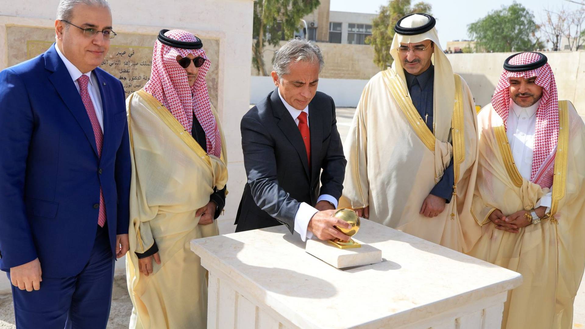 رئيس الوزراء يضع حجر الأساس