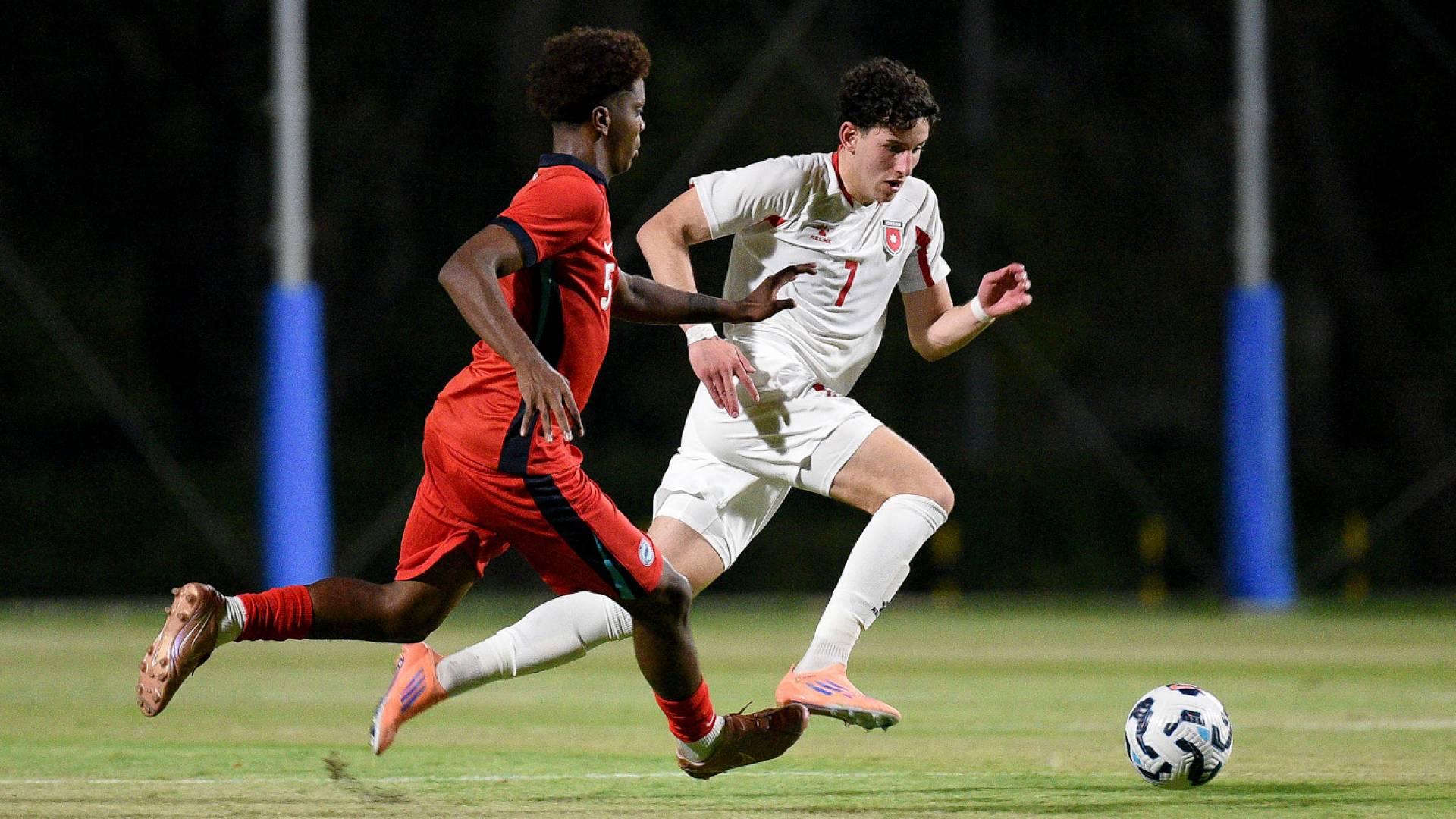 من المباراة الأولى بين المنتخبين