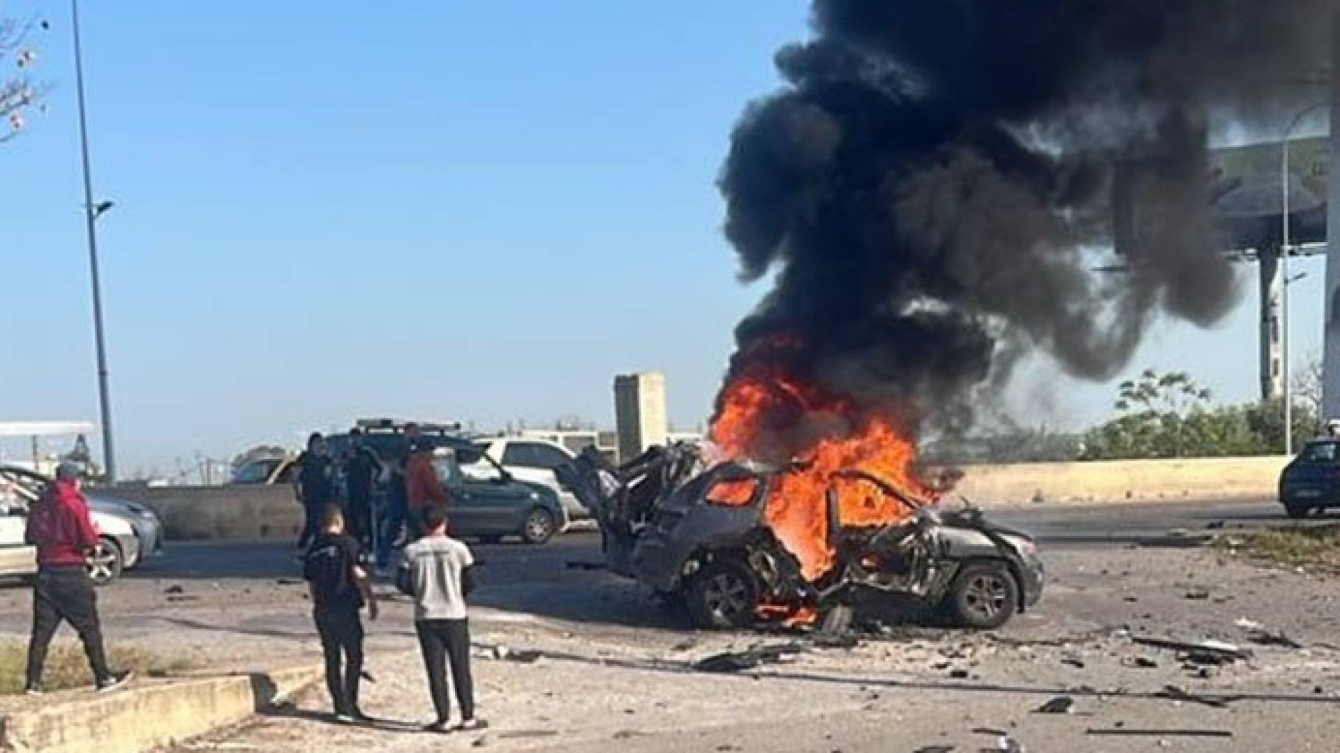 الاحتلال يستهدف مركبة في لبنان