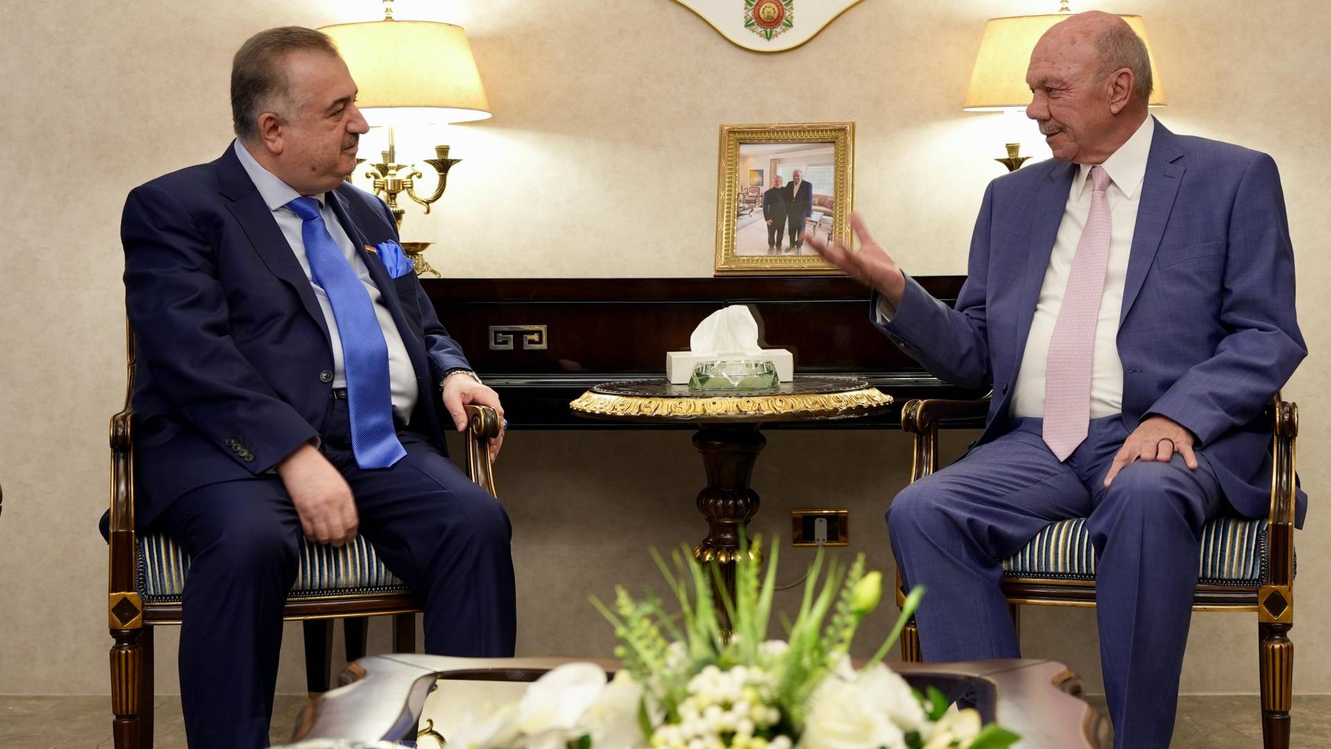 رئيس مجلس الأعيان، فيصل الفايز، مع السفير العراقي لدى الأردن، عمر البرزنجي