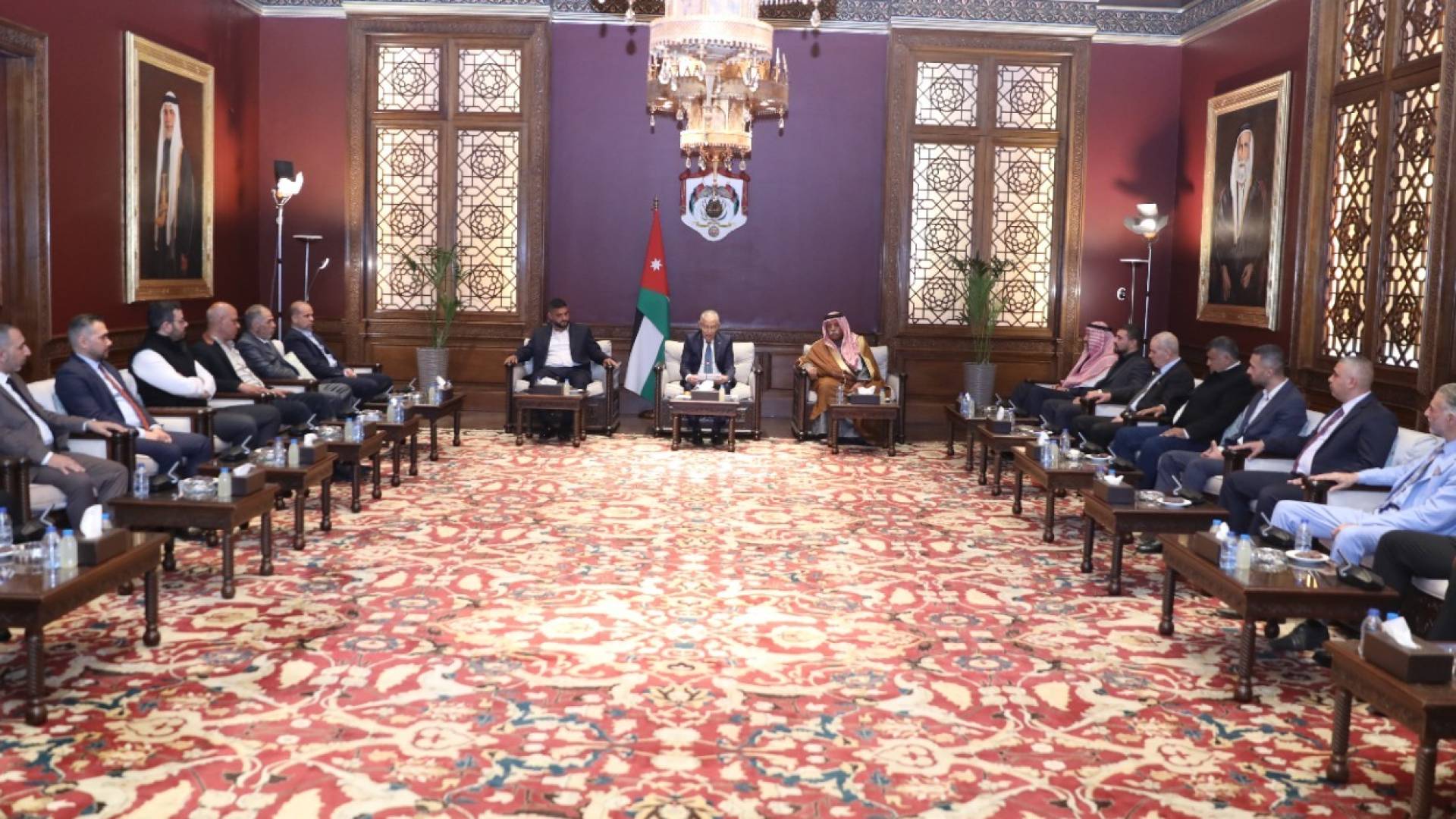 خلال لقائه وفدا من نادي الطيبة ووفدا من جمعية ديوان أبو الحاج