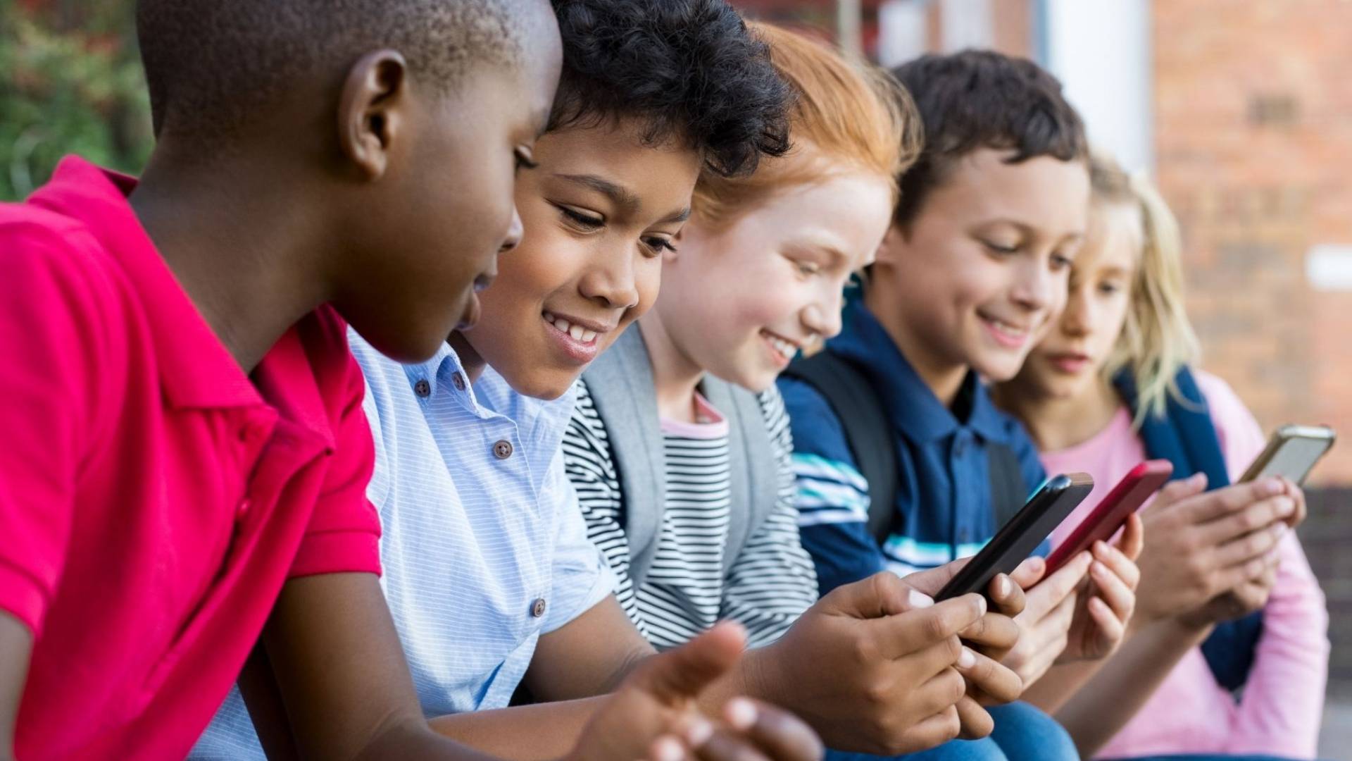 أطفال يستخدمون الهاتف