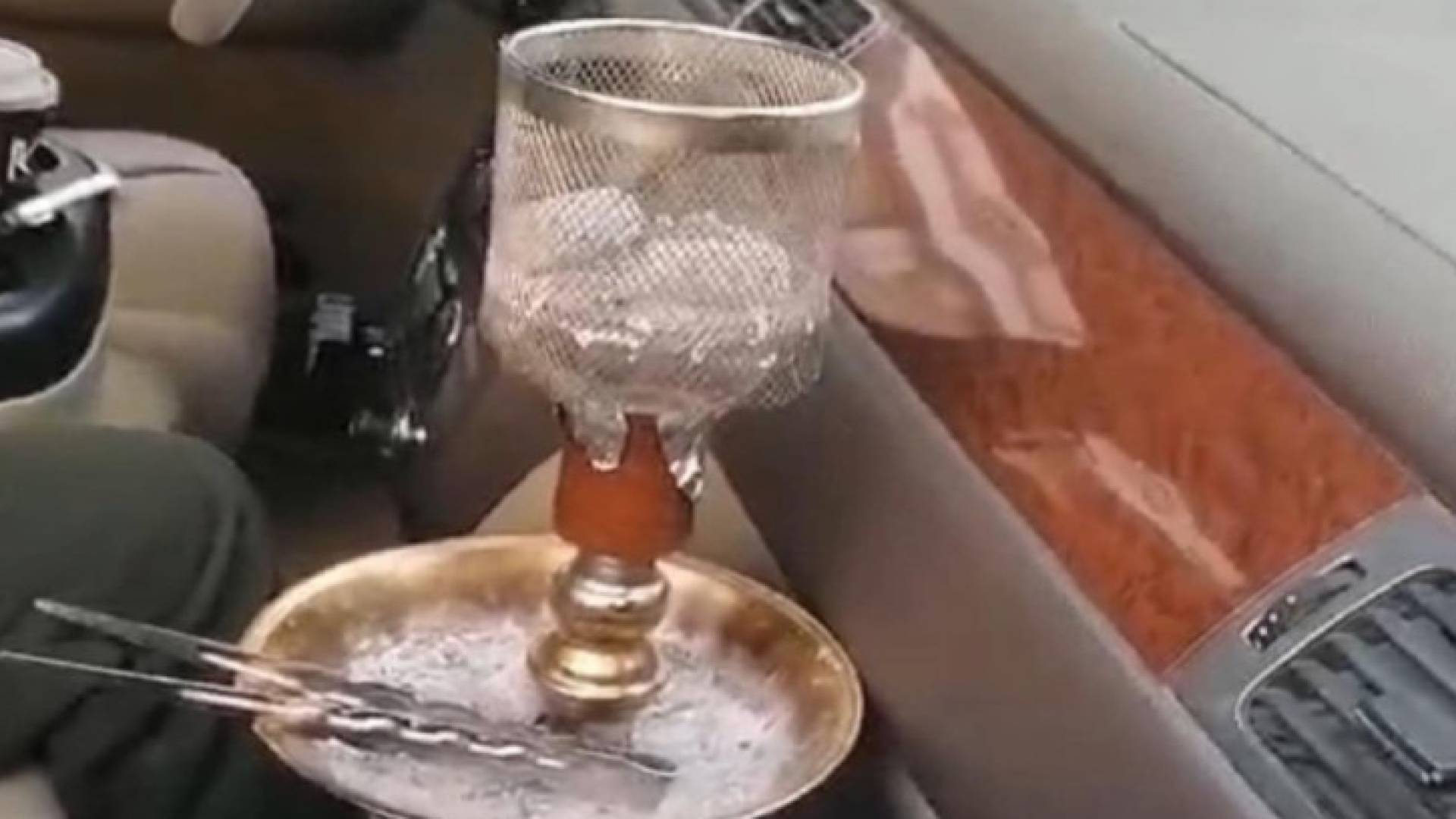 أرجيلة داخل مركبة تم ضبطها من قبل إدارة السير