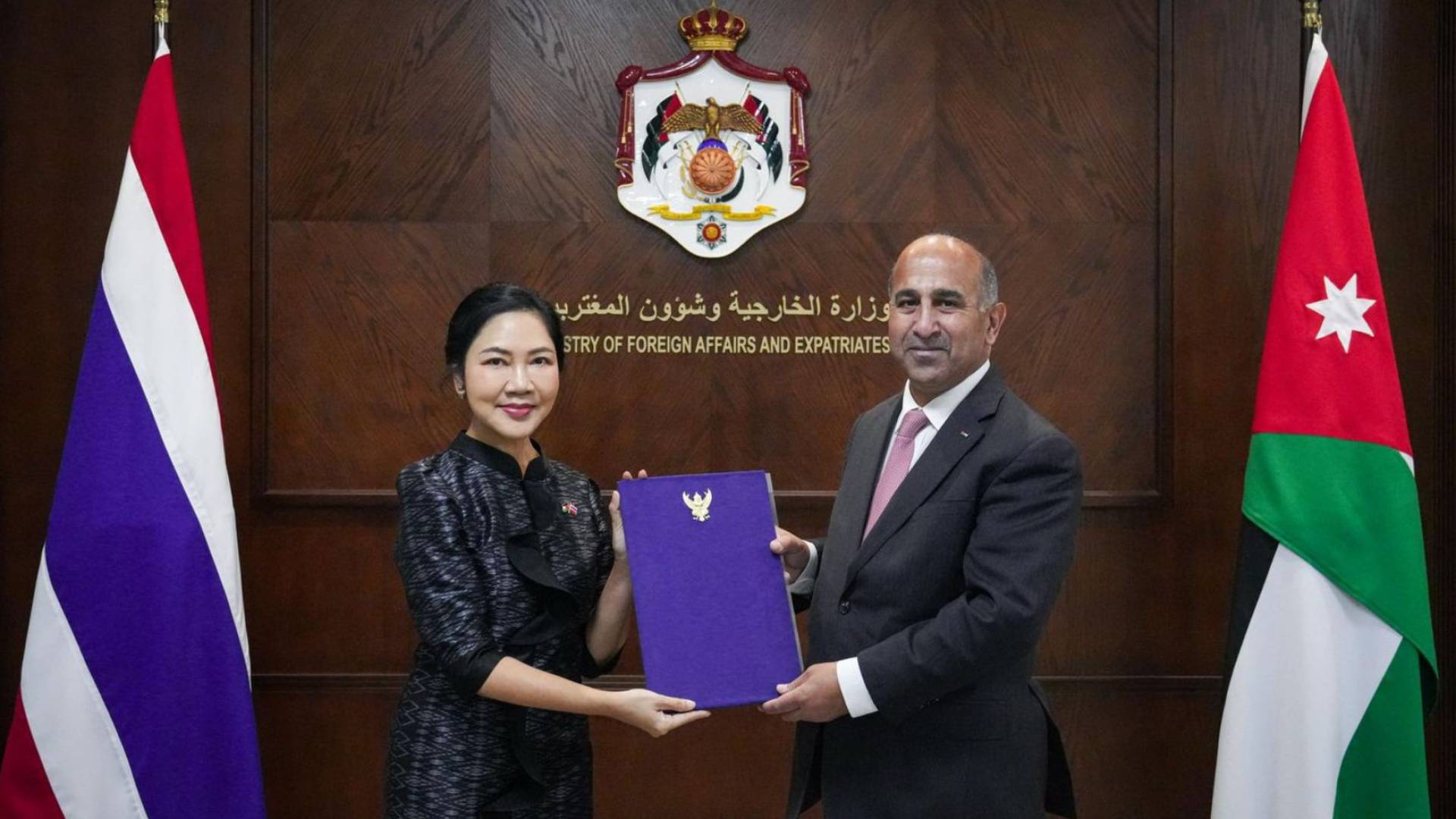 ‏تسلم أمين عام وزارة الخارجية وشؤون المغتربين نسخة من أوراق اعتماد سفيرة مملكة تايلاند