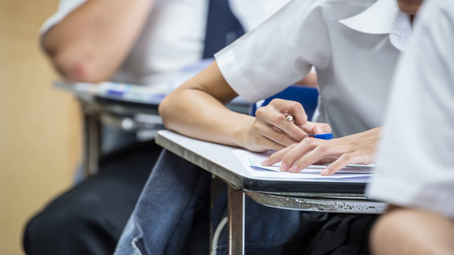 طلاب على مقاعد الإمتحان