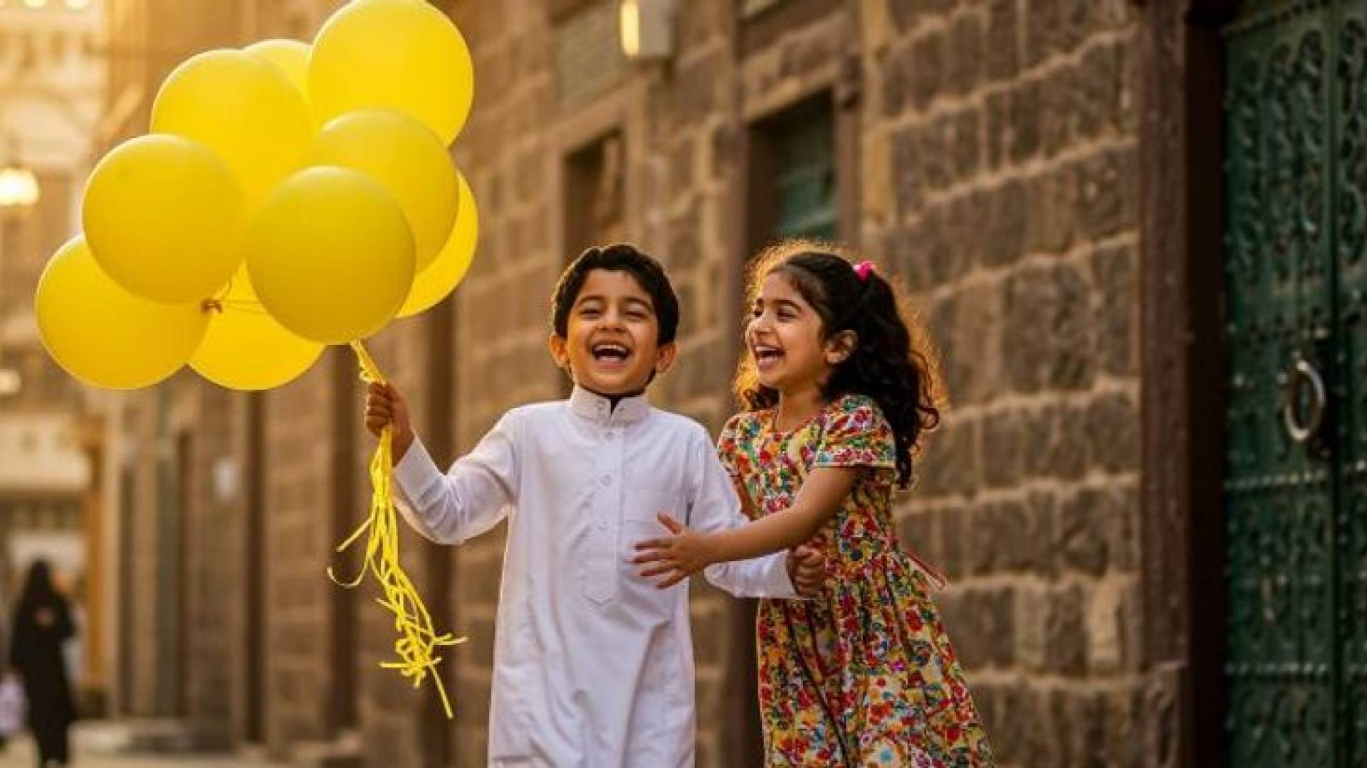 اطفال يحملون بلالين احتفالا بالعيد