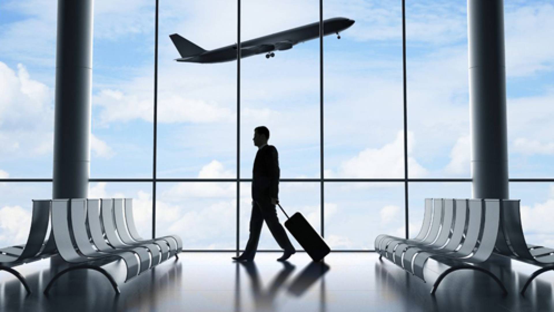 مسافر في المطار