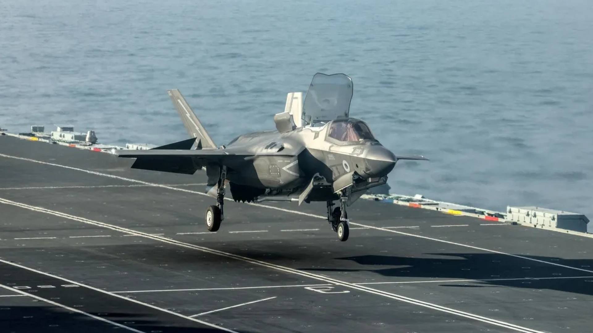 مقاتلة F-35 تهبط على متن حاملة الطائرات البريطانية HMS Prince of Wales في 24 أبريل 2025