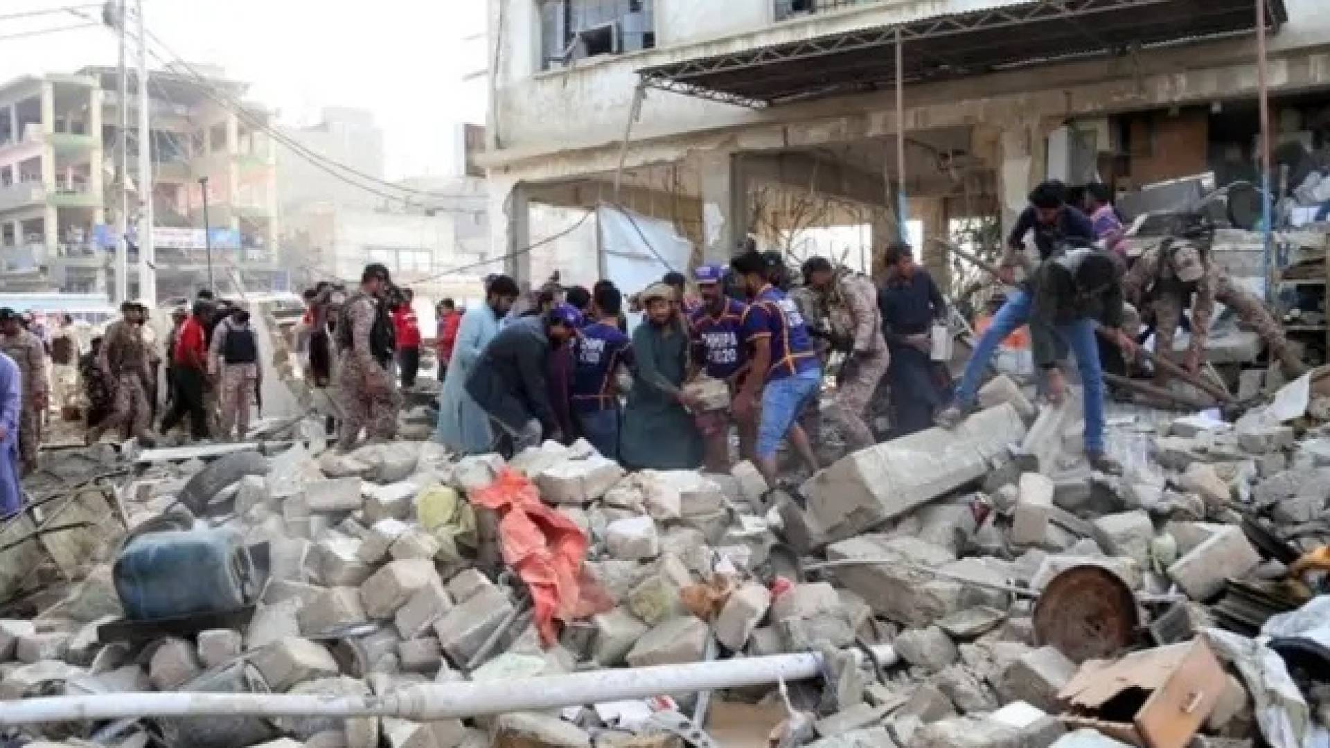 انهيار مبنى في باكستان
