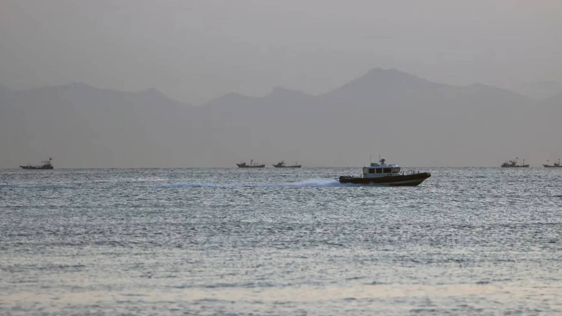 سفينة تابعة لخفر السواحل التايواني في المياه قبالة جزيرة نانغان التابعة لأرخبيل ماتسو في تايوان يوم 16 أغسطس 2022