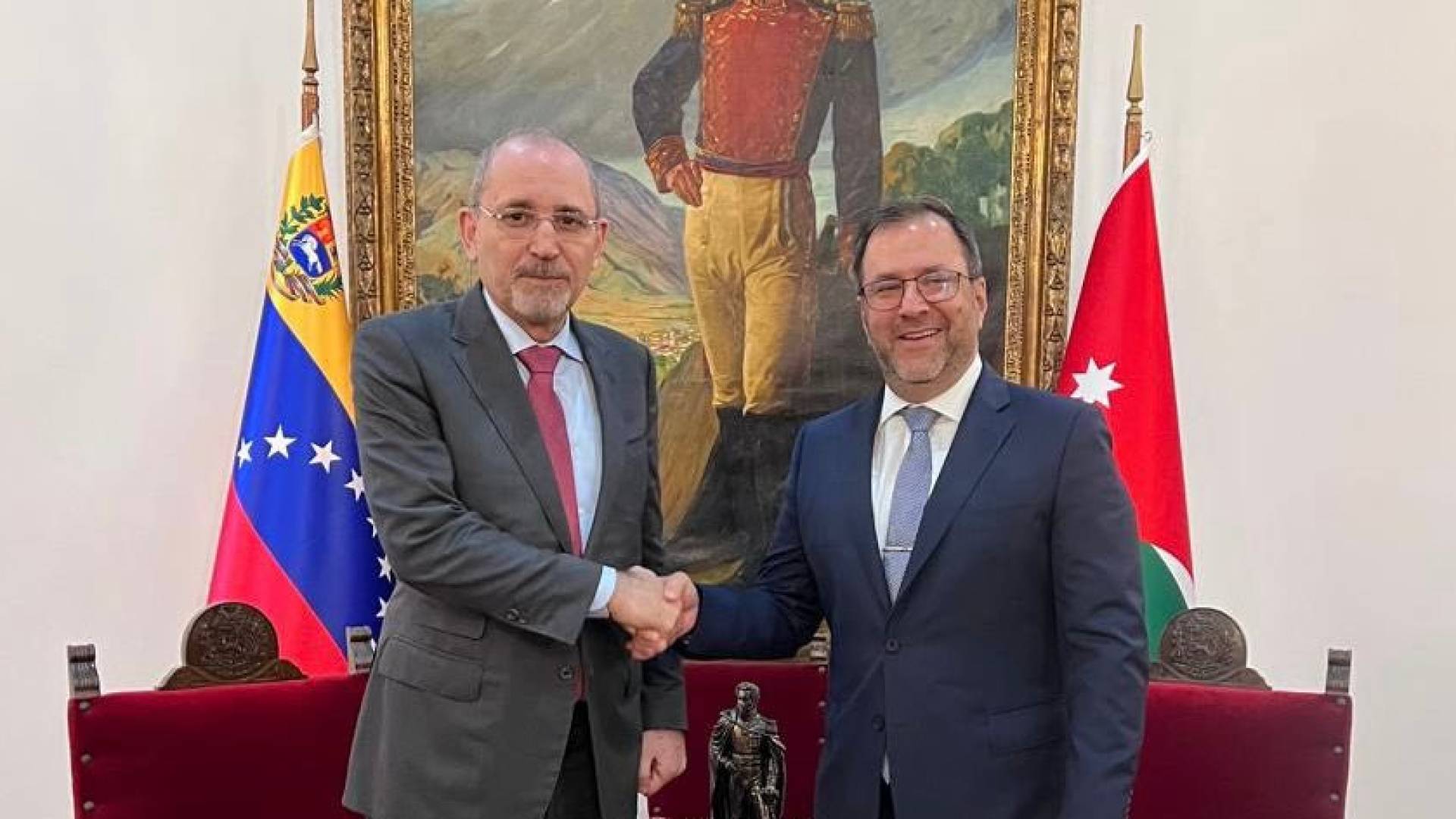 وزير الخارجية الاردني أيمن الصفدي مع وزير الخارجية الفنزويلي إيفان هيل