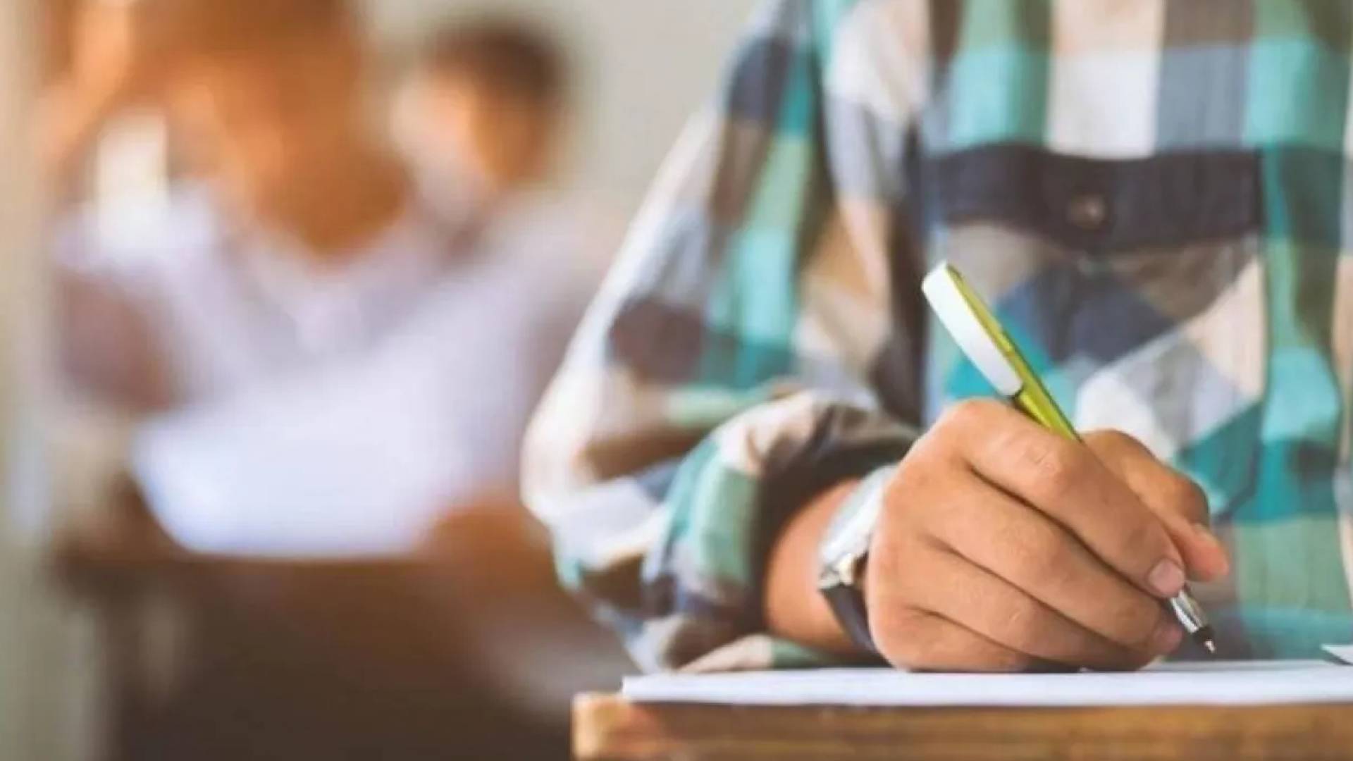 طالب توجيهي في الامتحان