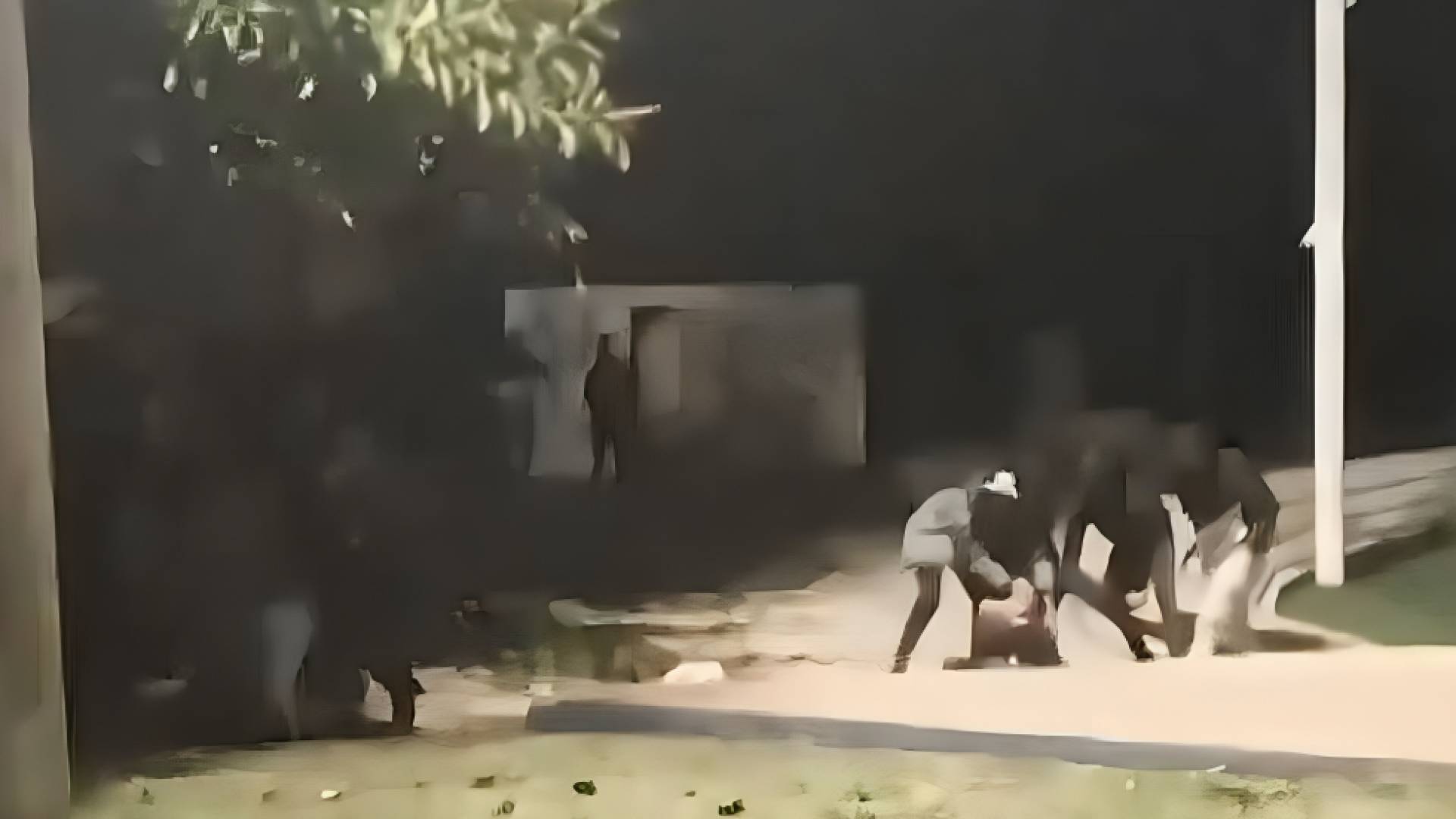 خلال لحظة الاعتداء