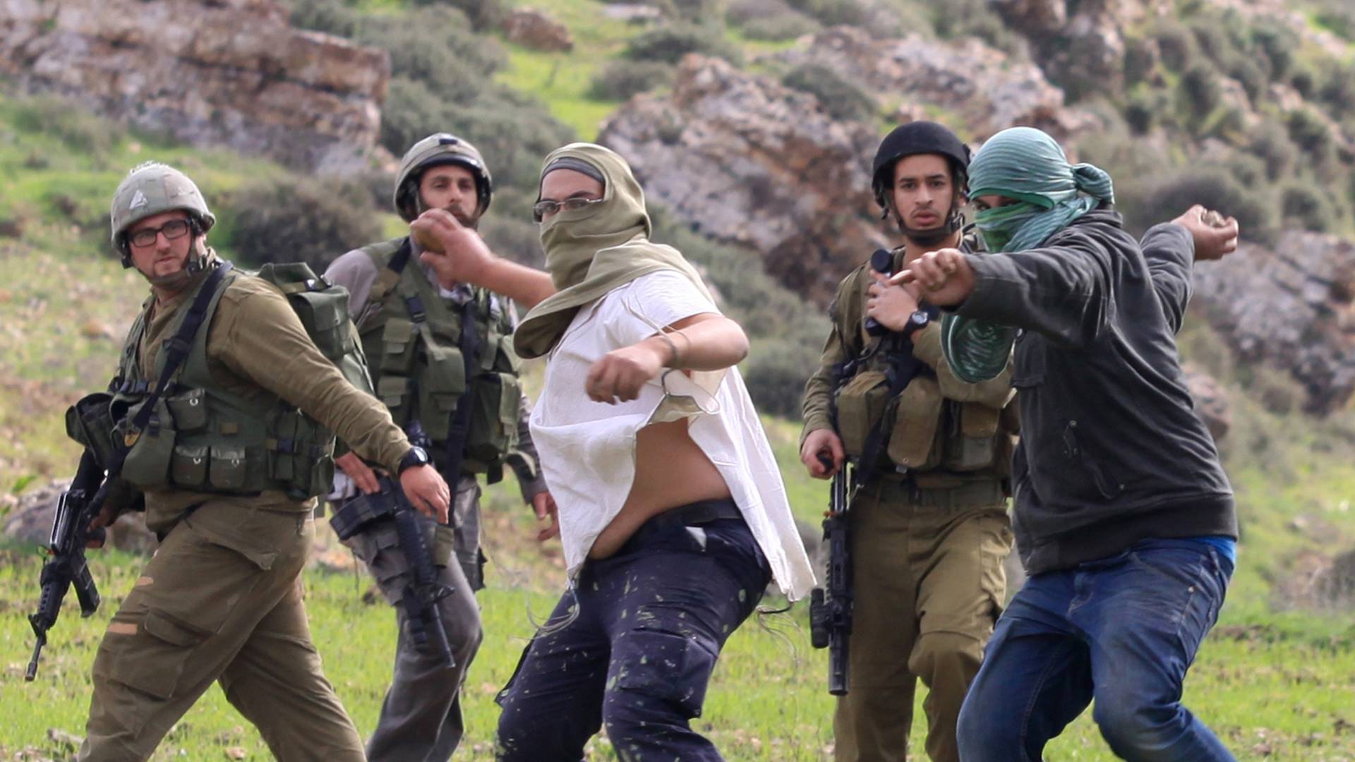 مستوطنون يهاجمون اراضي فلسطينية