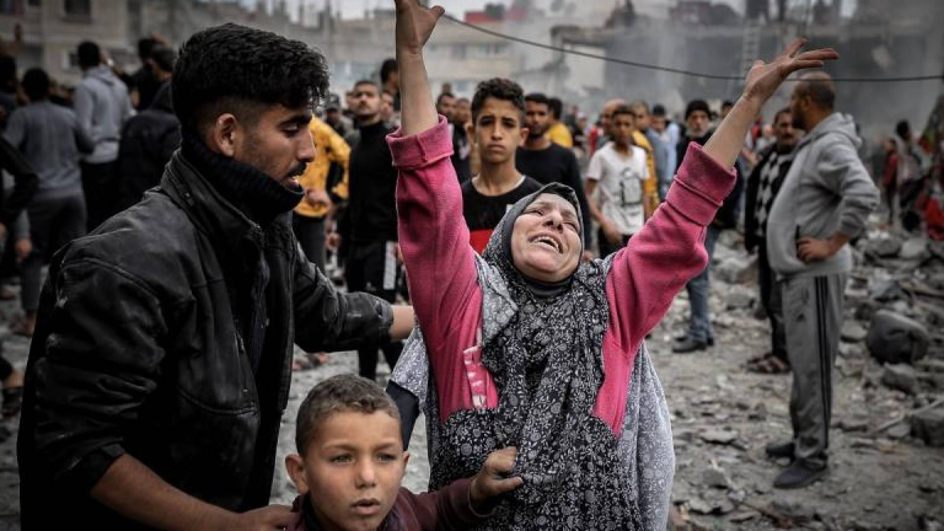 امرأة تصرخ من شراسة الفقد في قطاع غزة