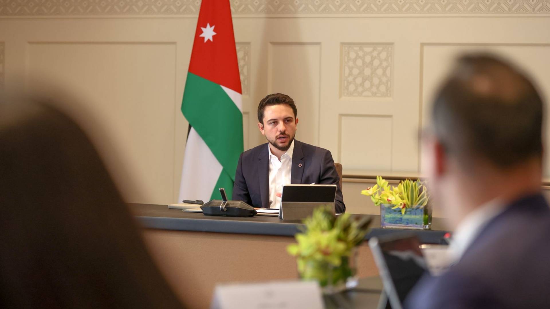 ترأس سمو الأمير الحسين بن عبدالله الثاني ولي العهد اجتماعا في قصر الحسينية