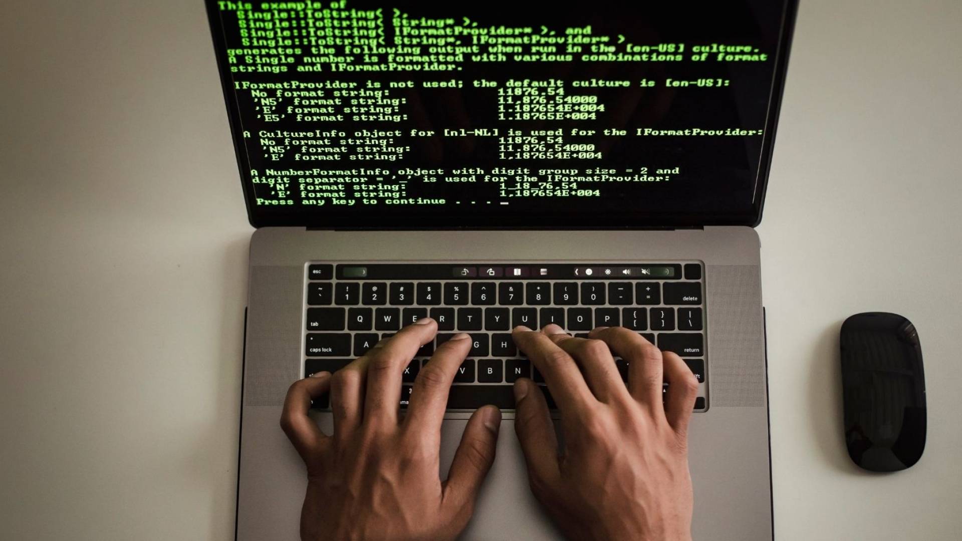 شخص يستعمل الحاسوب