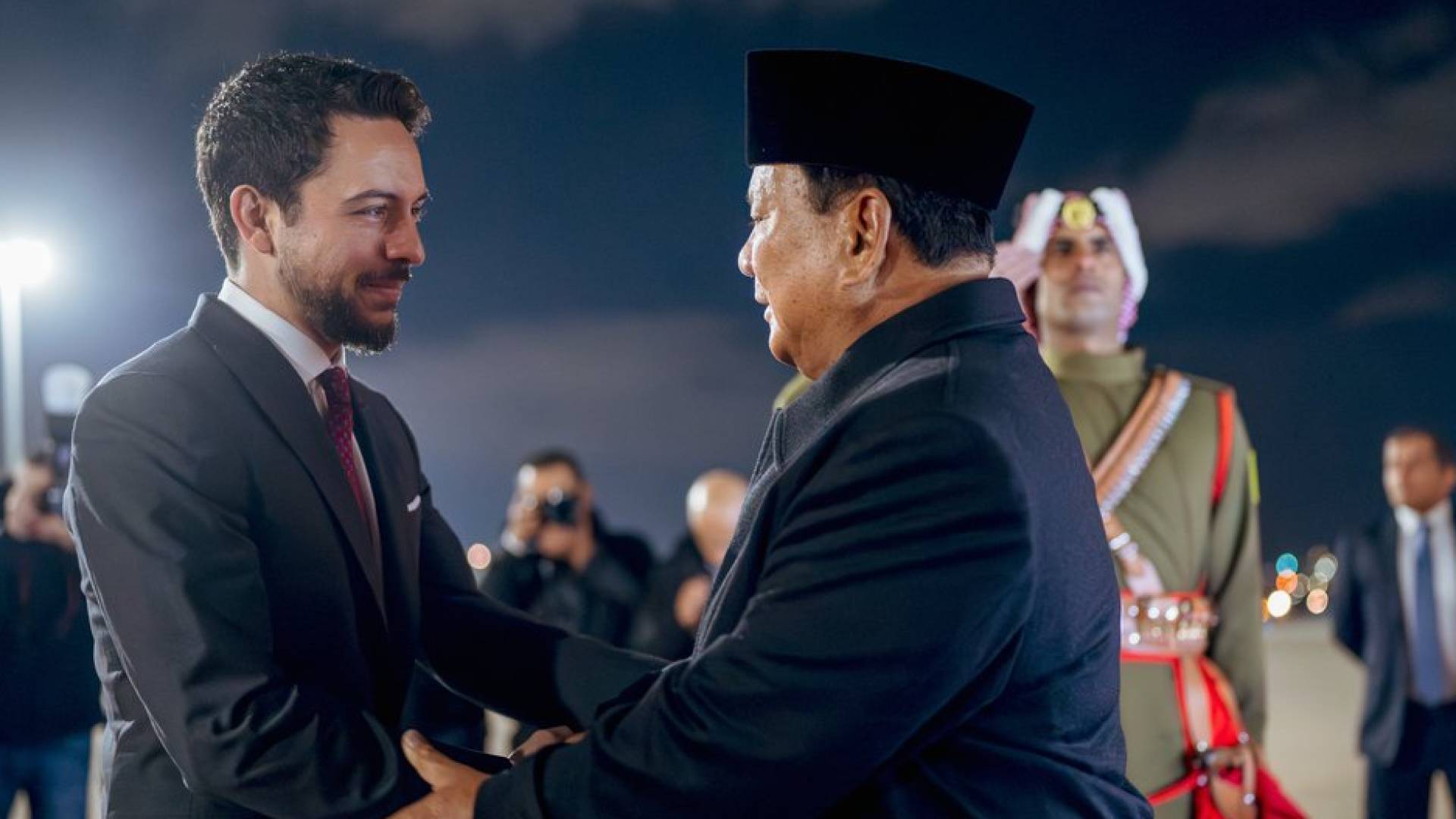 ولي العهد يستقبل الرئيس الإندونيسي لدى وصوله المملكة