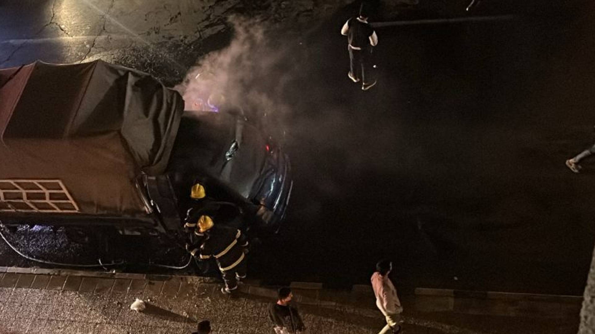 الدفاع المدني يسيطر على حريق شب بمركبة