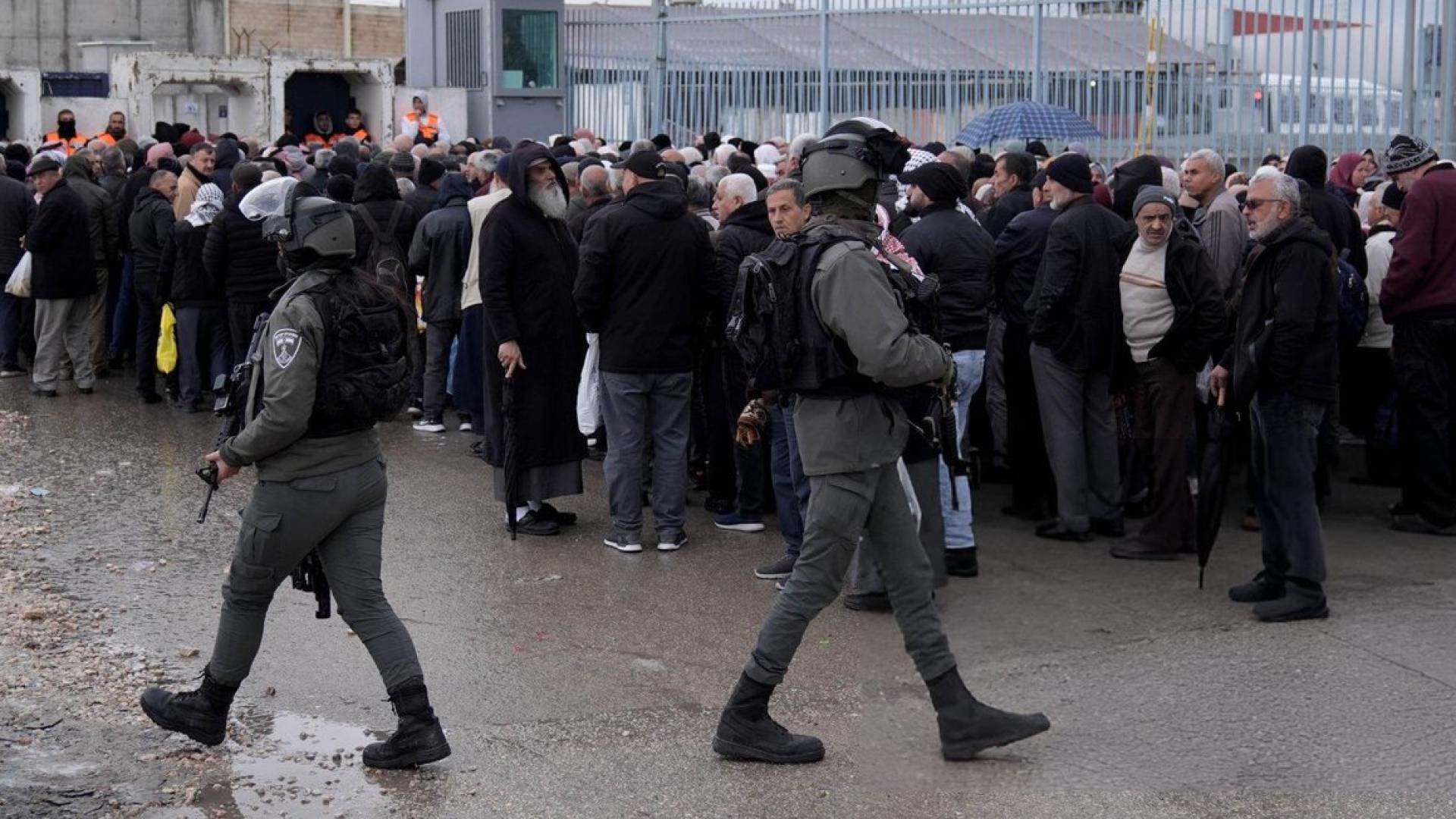 فلسطينيون يخضعون للتفتيش عند حاجز قلنديا العسكري