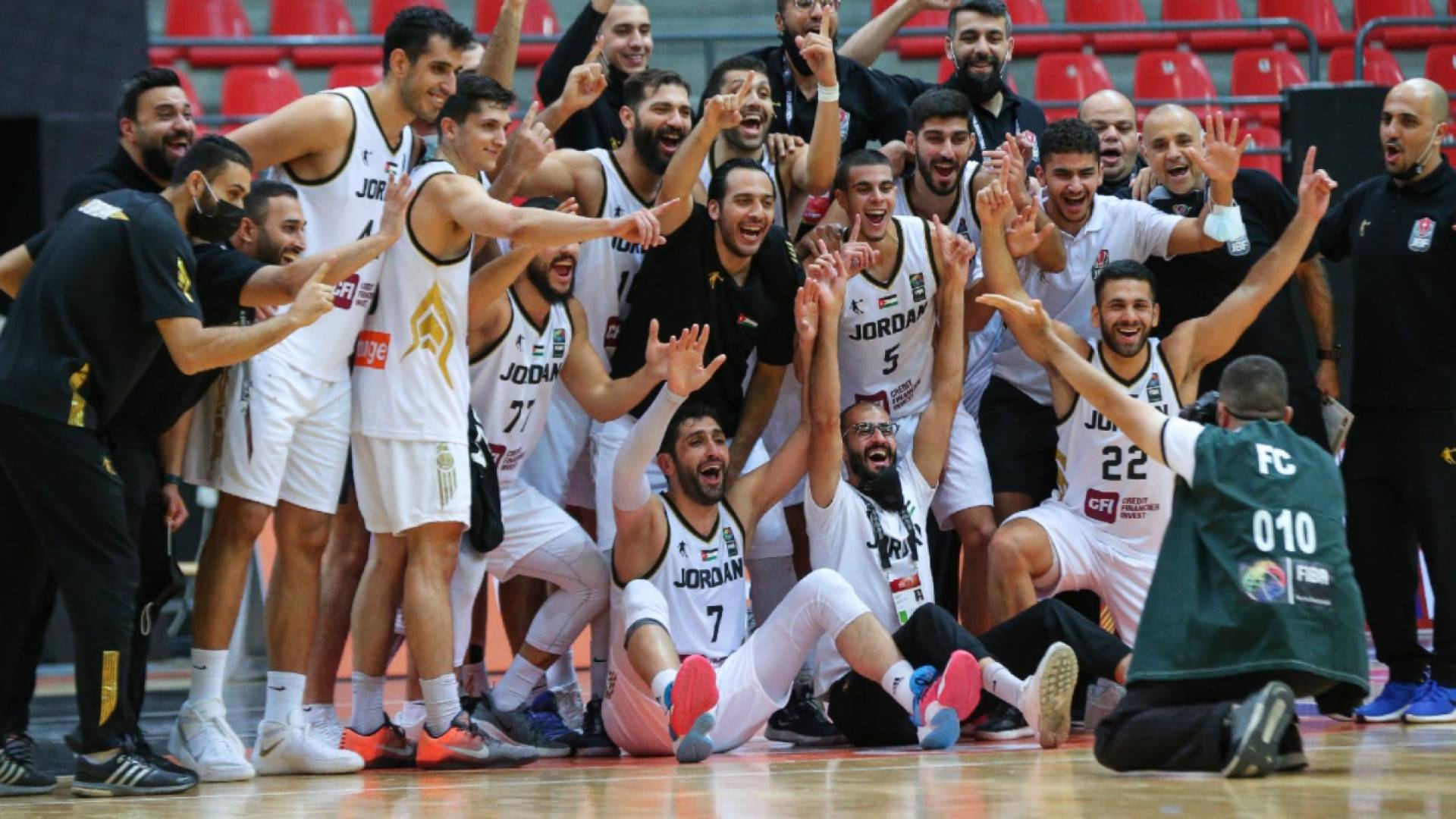 لاعبو المنتخب الوطني يحتفلون بفوز سابق