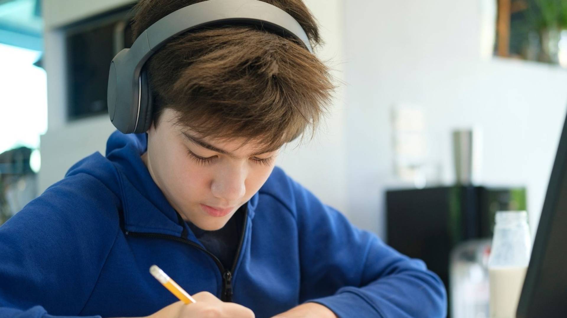 طفل يتعلم عن بعد