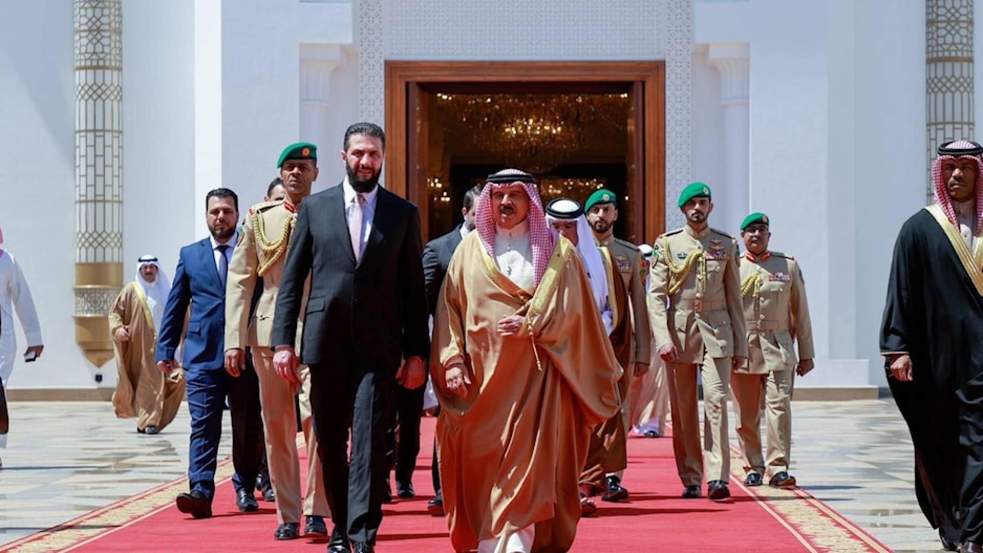 الرئيس السوري أحمد الشرع و ملك مملكة البحرين حمد بن عيسى آل خليفة