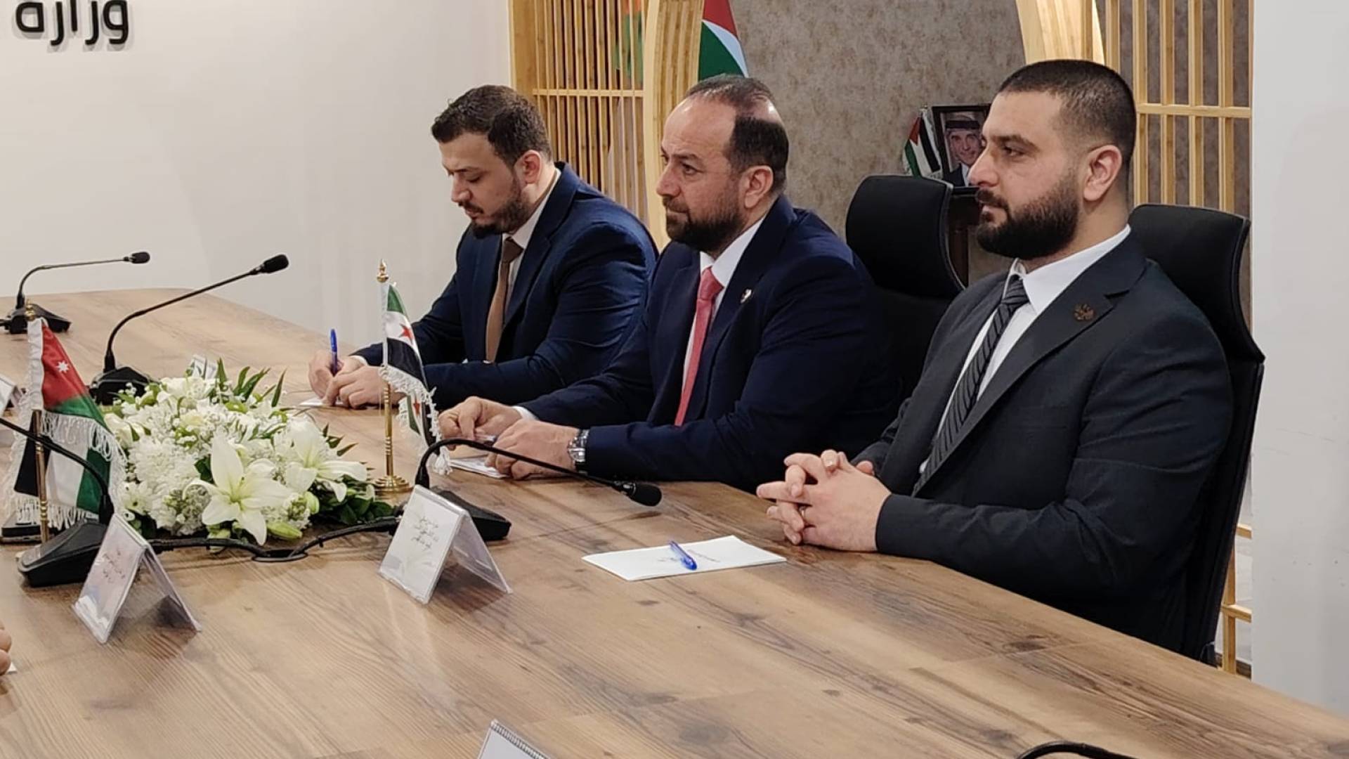 وزير الاتصال الحكومي الناطق الرسمي باسم الحكومة محمد المومني و  وزير الإعلام السوري حمزة المصطفى والوفد المرافق له