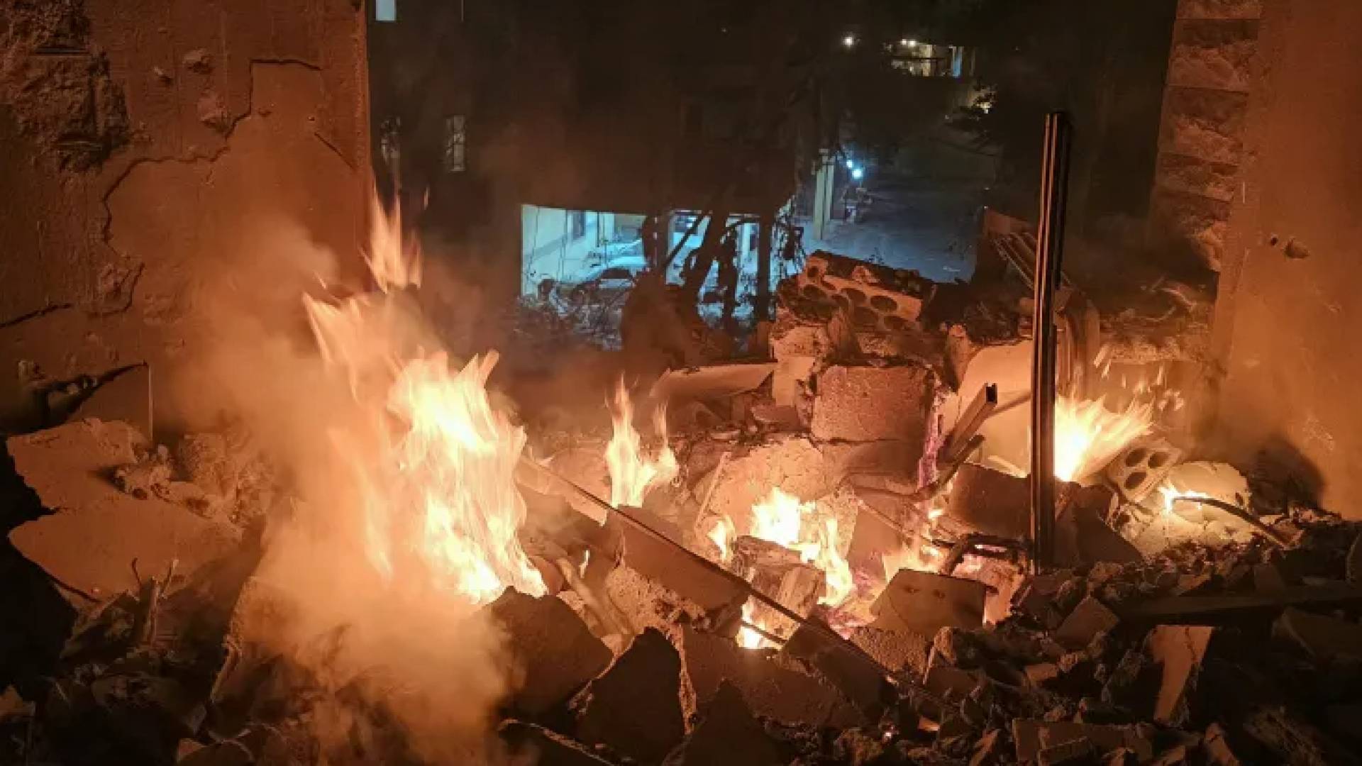 حريق في مبنى تضرر جراء غارة جوية إسرائيلية جنوب بيروت