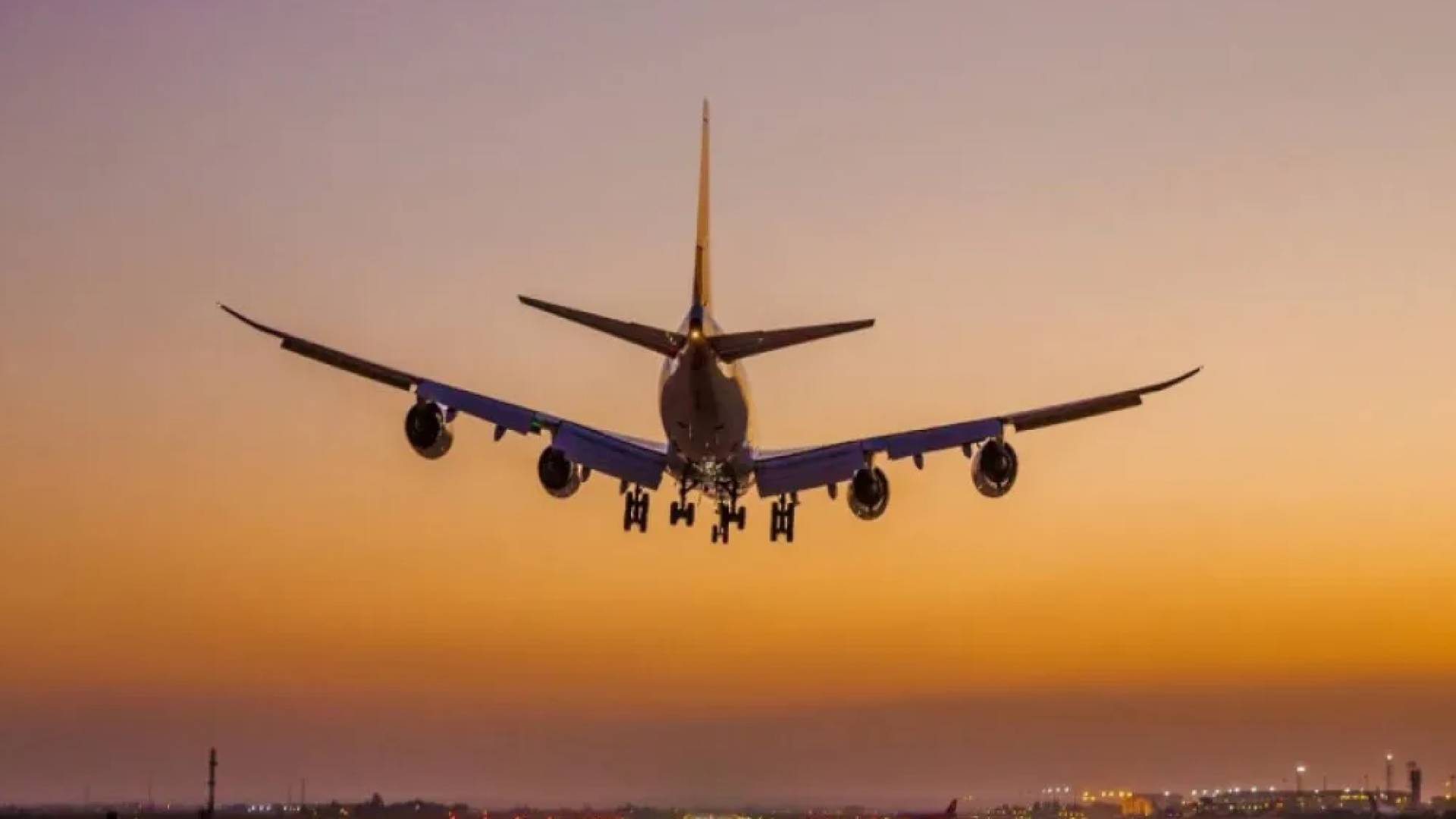 طائرة في السماء