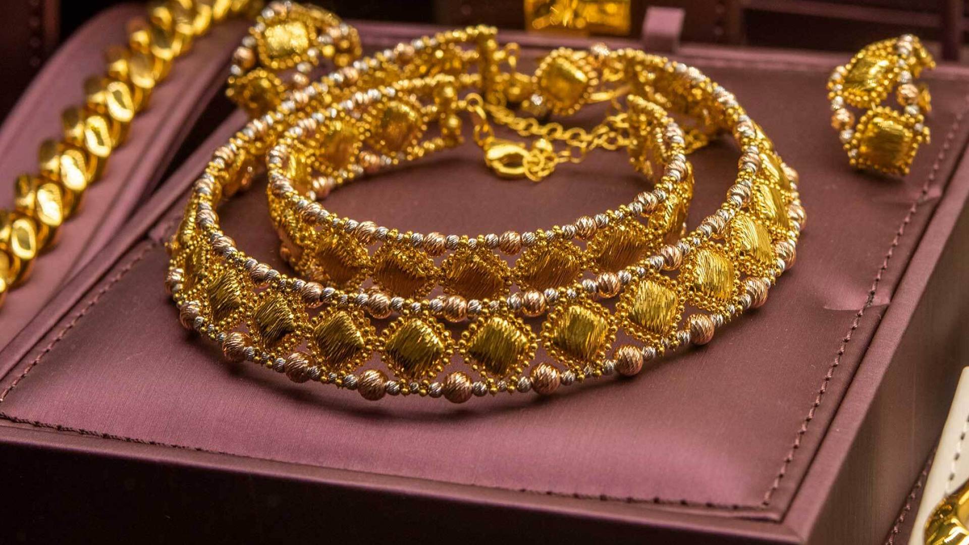 مجوهرات ذهبية