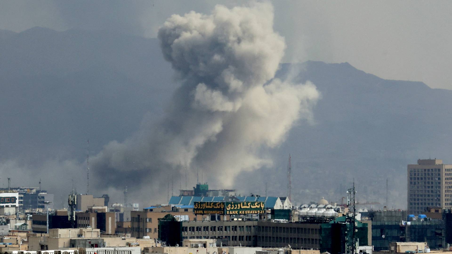 انفجارات قوية تهز غرب طهران