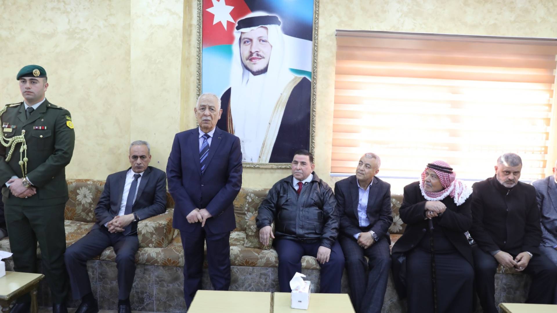 رئيس الديوان الملكي يقدم واجب العزاء إلى عشيرة الطعاني بوفاة العميد المتقاعد أحمد جمعة الطعاني