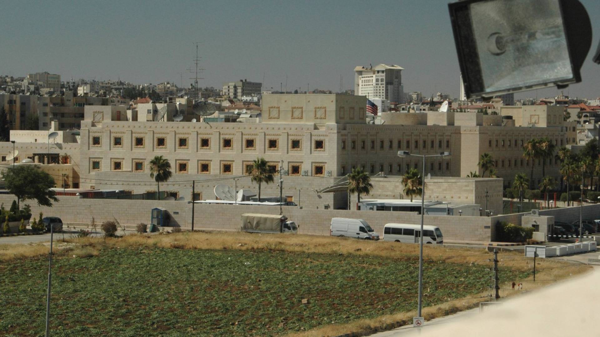 الأمن العام يبث رسالة توعوية للقاطنين في محيط السفارة الأمريكية في عمان