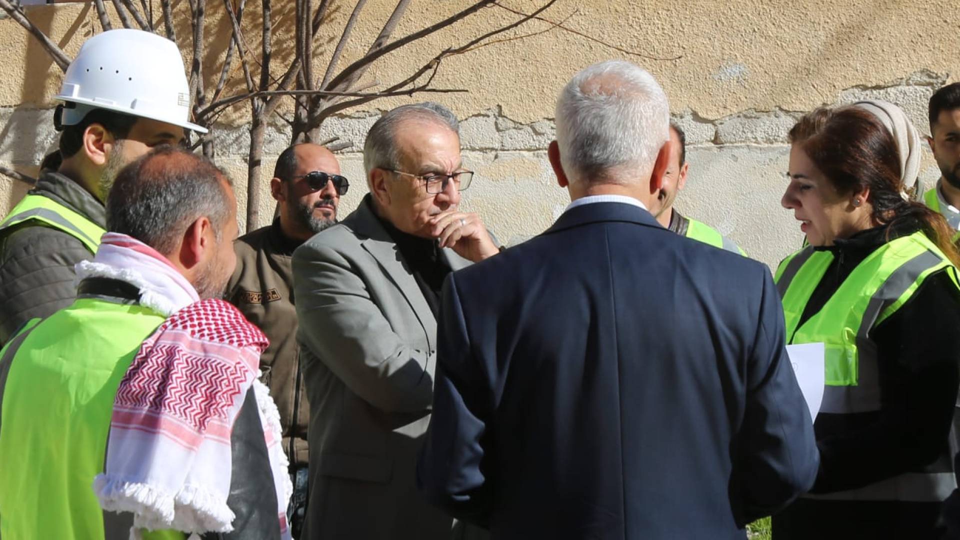 أبو السمن خلال تفقد مشروع صيانة عدد من مباني إسكان الأميرة إيمان