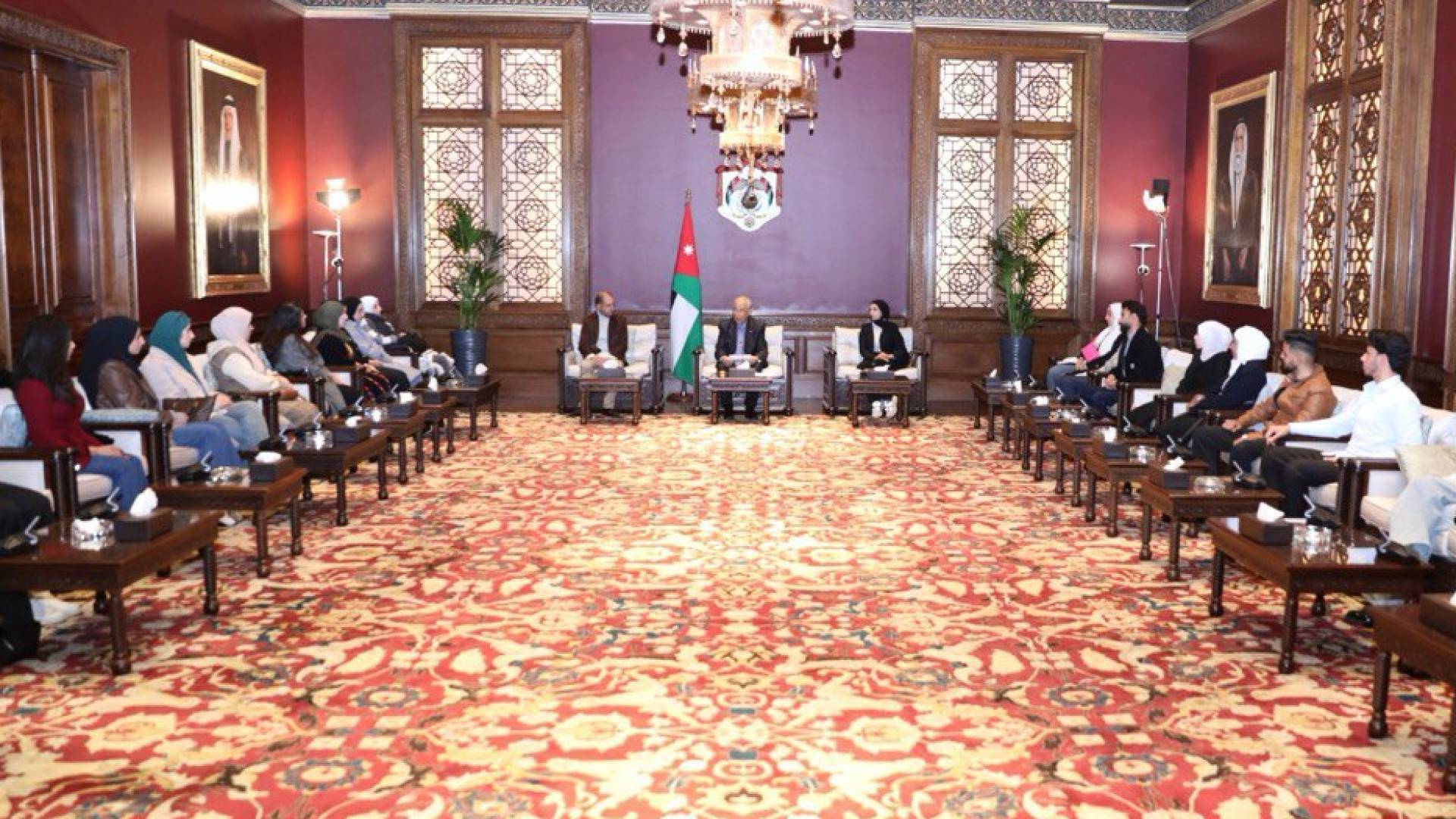 رئيس الديوان الملكي الهاشمي يوسف حسن العيسوي مع وفدا شبابيا