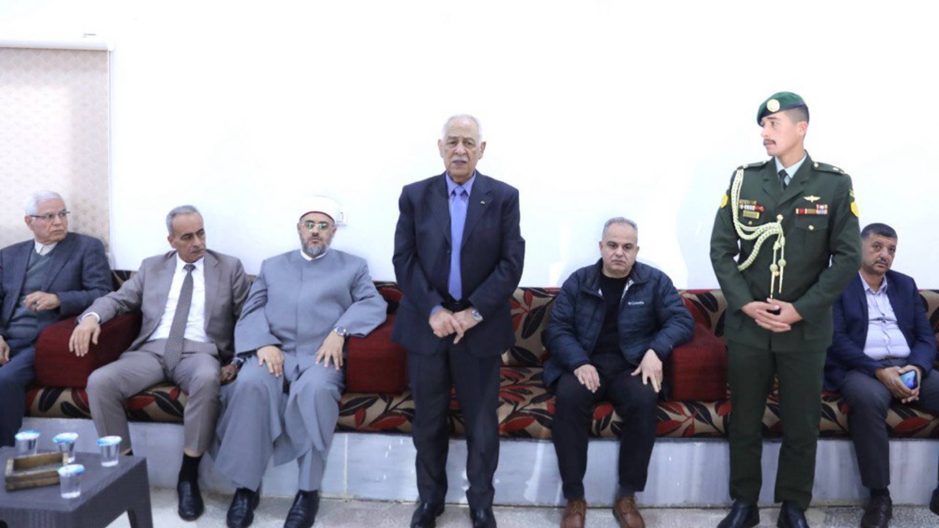 رئيس الديوان الملكي الهاشمي يوسف العيسوي  يقدم واجب العزاء الى عشيرة العبيدات