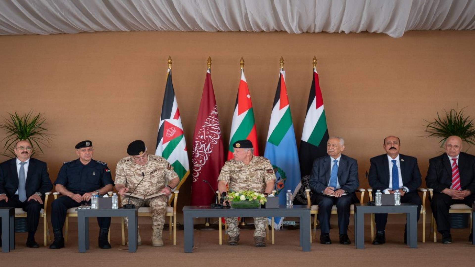 جلالة الملك عبد الله الثاني مع المتقاعدون عسكريون