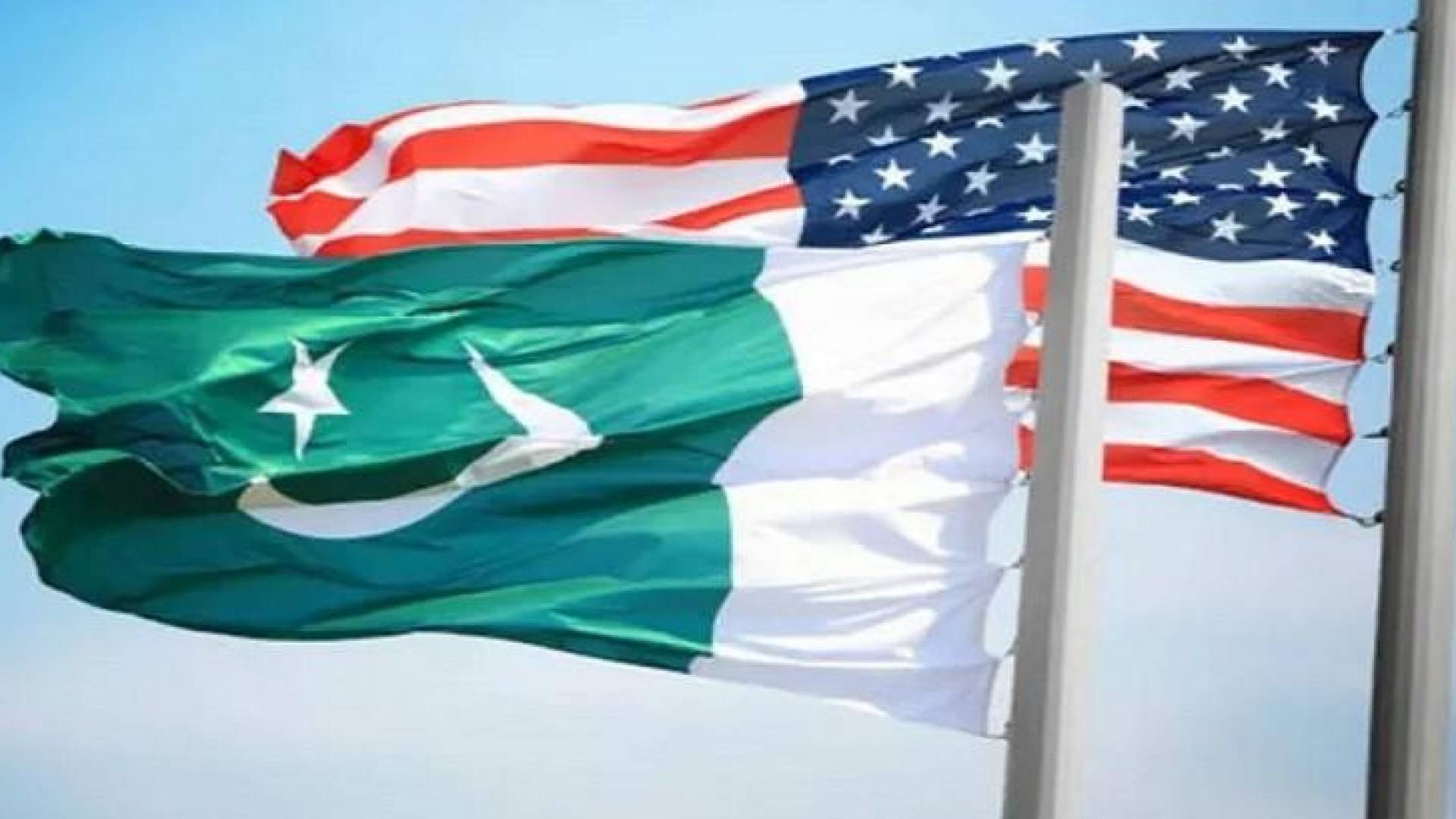 العلم الأمريكي والعلم الباكستاني